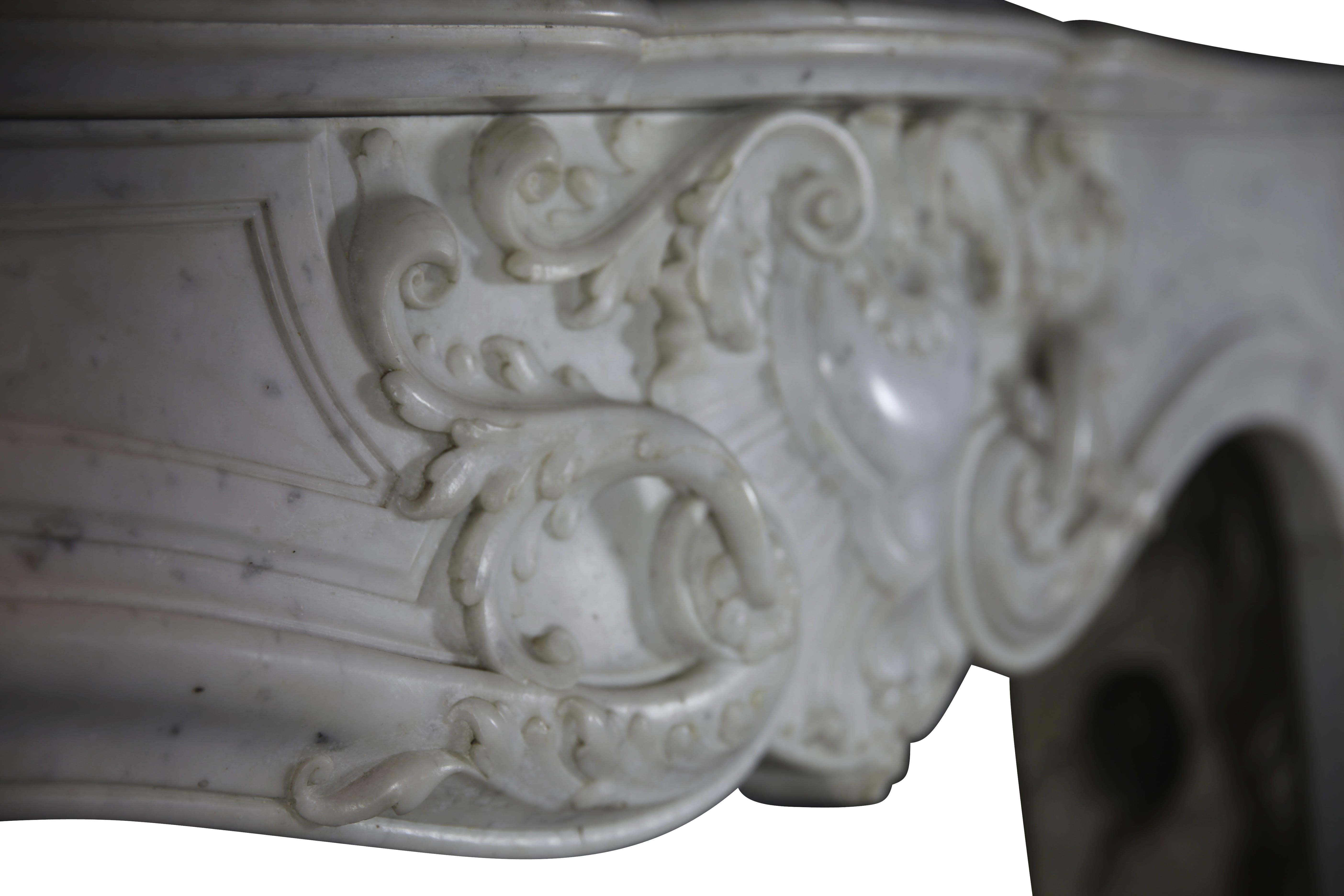 French Grand Interior Antique Fireplace Surround in Carrara White Marble In Excellent Condition For Sale In Beervelde, BE
