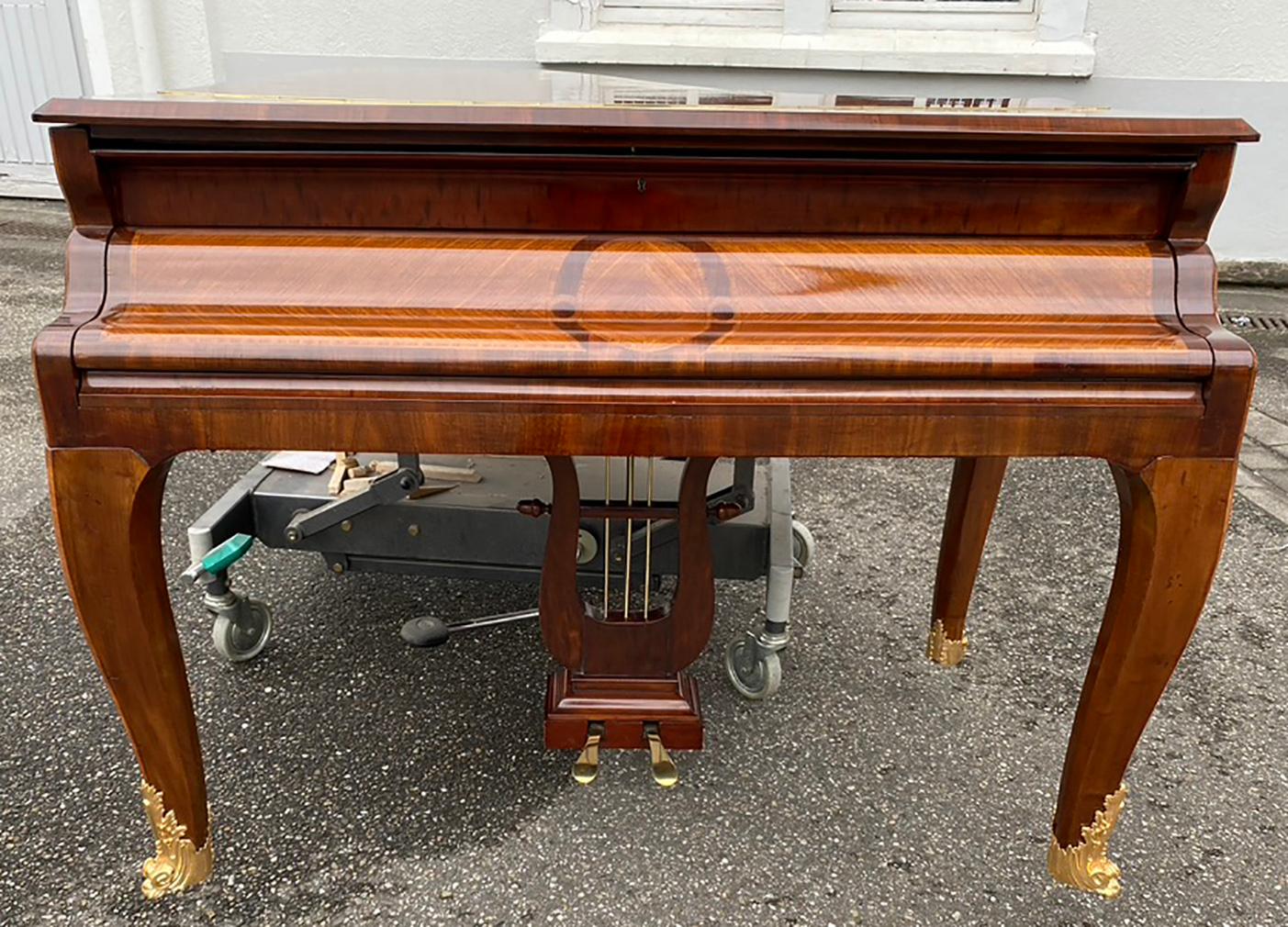 Grand Piano Mercier français Louis XV Ormolu Bronzes Marqueterie Acajou Bois de Rose  en vente 5