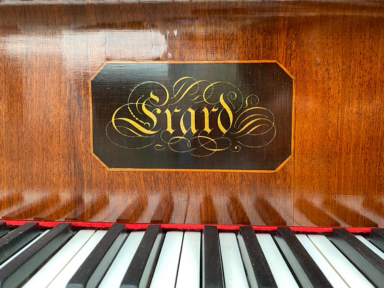 Grand Piano Mercier français Louis XV Ormolu Bronzes Marqueterie Acajou Bois de Rose  en vente 7
