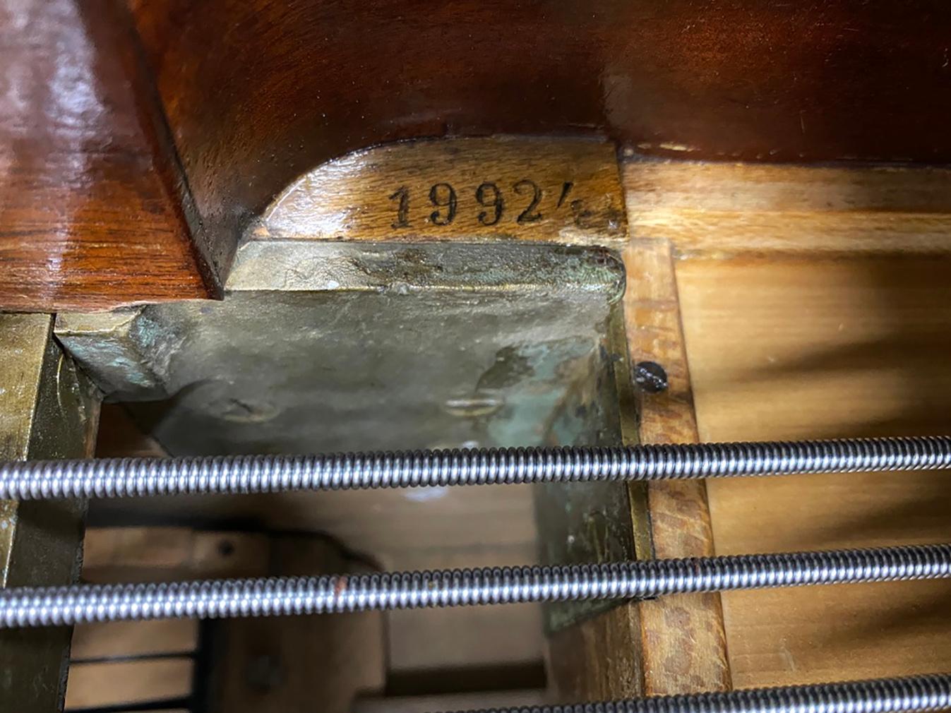 Grand Piano Mercier français Louis XV Ormolu Bronzes Marqueterie Acajou Bois de Rose  en vente 11