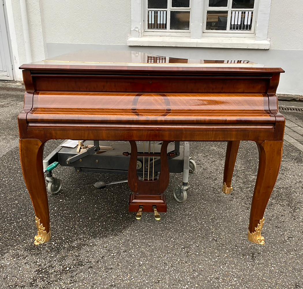 Français Grand Piano Mercier français Louis XV Ormolu Bronzes Marqueterie Acajou Bois de Rose  en vente