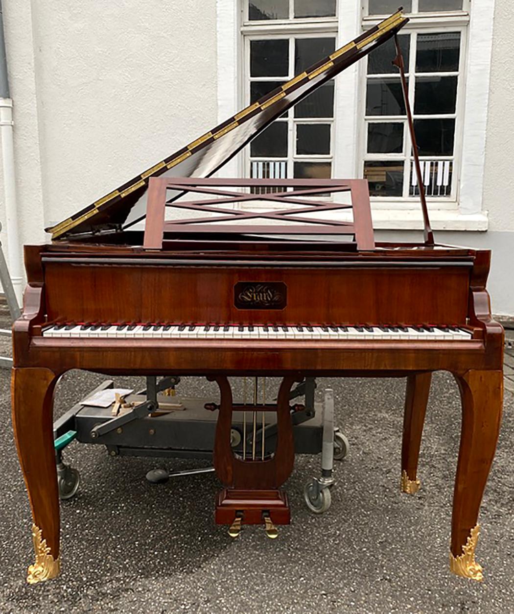 Grand Piano Mercier français Louis XV Ormolu Bronzes Marqueterie Acajou Bois de Rose  Excellent état - En vente à Ettlingen, DE