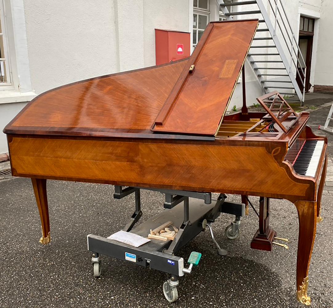 XIXe siècle Grand Piano Mercier français Louis XV Ormolu Bronzes Marqueterie Acajou Bois de Rose  en vente