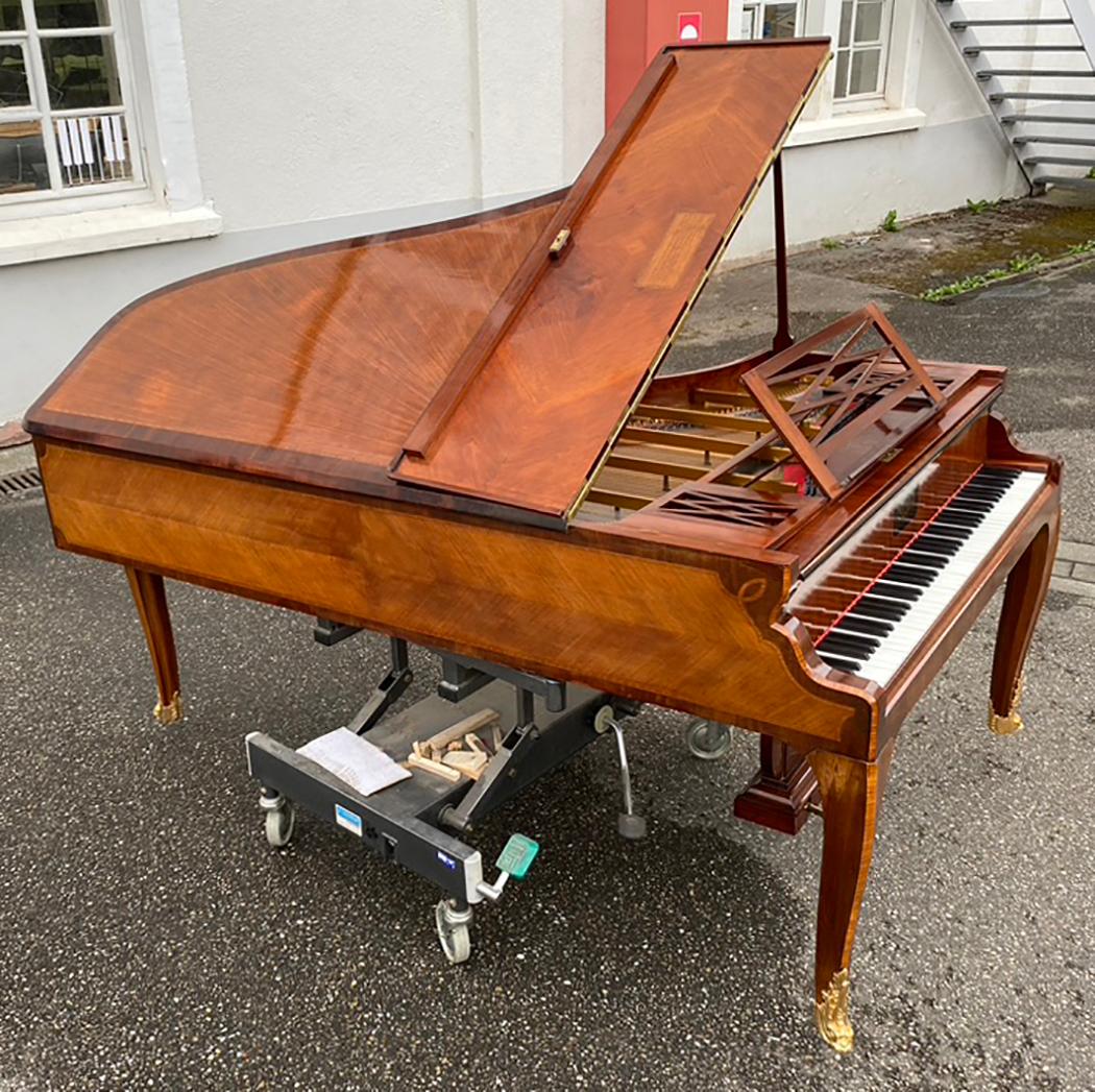 Grand Piano Mercier français Louis XV Ormolu Bronzes Marqueterie Acajou Bois de Rose  en vente 1
