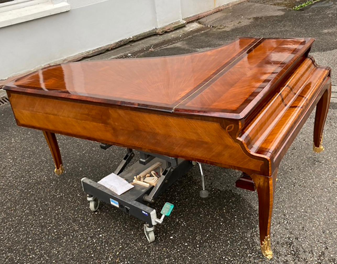 Grand Piano Mercier français Louis XV Ormolu Bronzes Marqueterie Acajou Bois de Rose  en vente 3