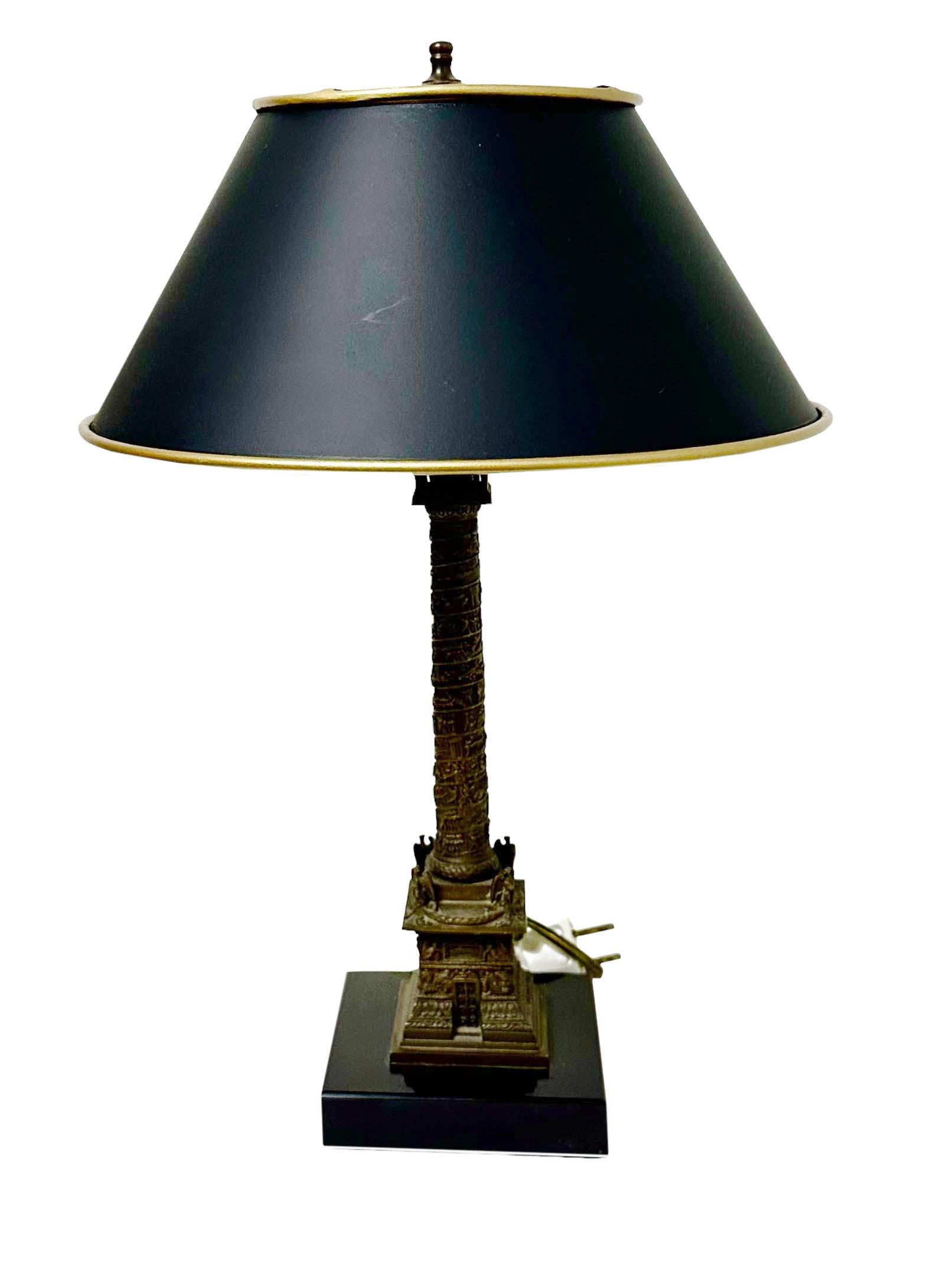Lámpara francesa de ormolu gran tour con cuatro águilas. La lámpara tiene una base de mármol y viene con su pantalla de papel negro con dorado en el interior que refleja la luz. La pantalla mide diez por cinco pulgadas. La base mide 10 cm cuadrados