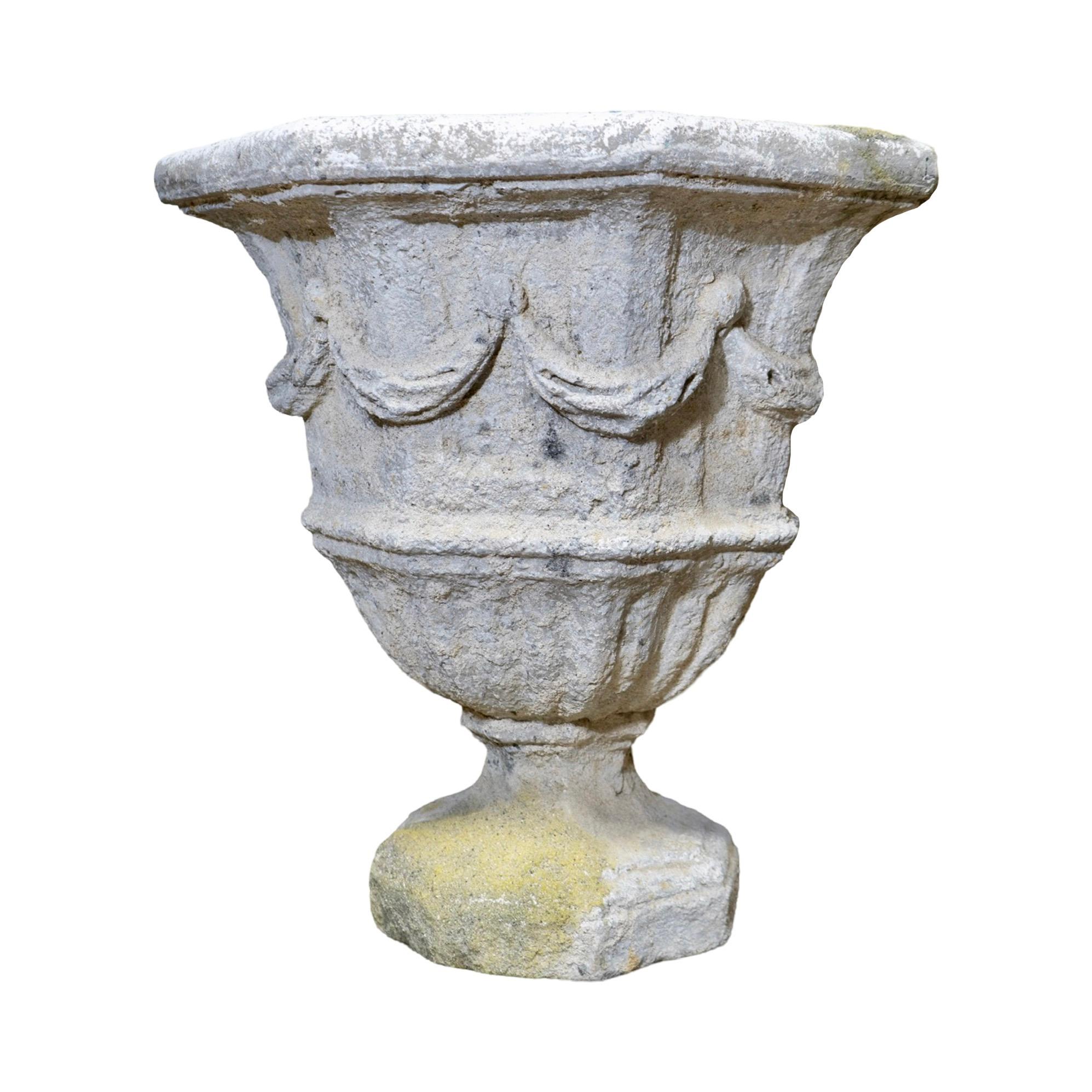 Cette jardinière en pierre calcaire française est une pièce ancienne et récupérée de l'époque contemporaine, importée de France. Fabriquée en granit composite durable, cette jardinière de forme octogonale avec des détails sculptés complexes ne gèle