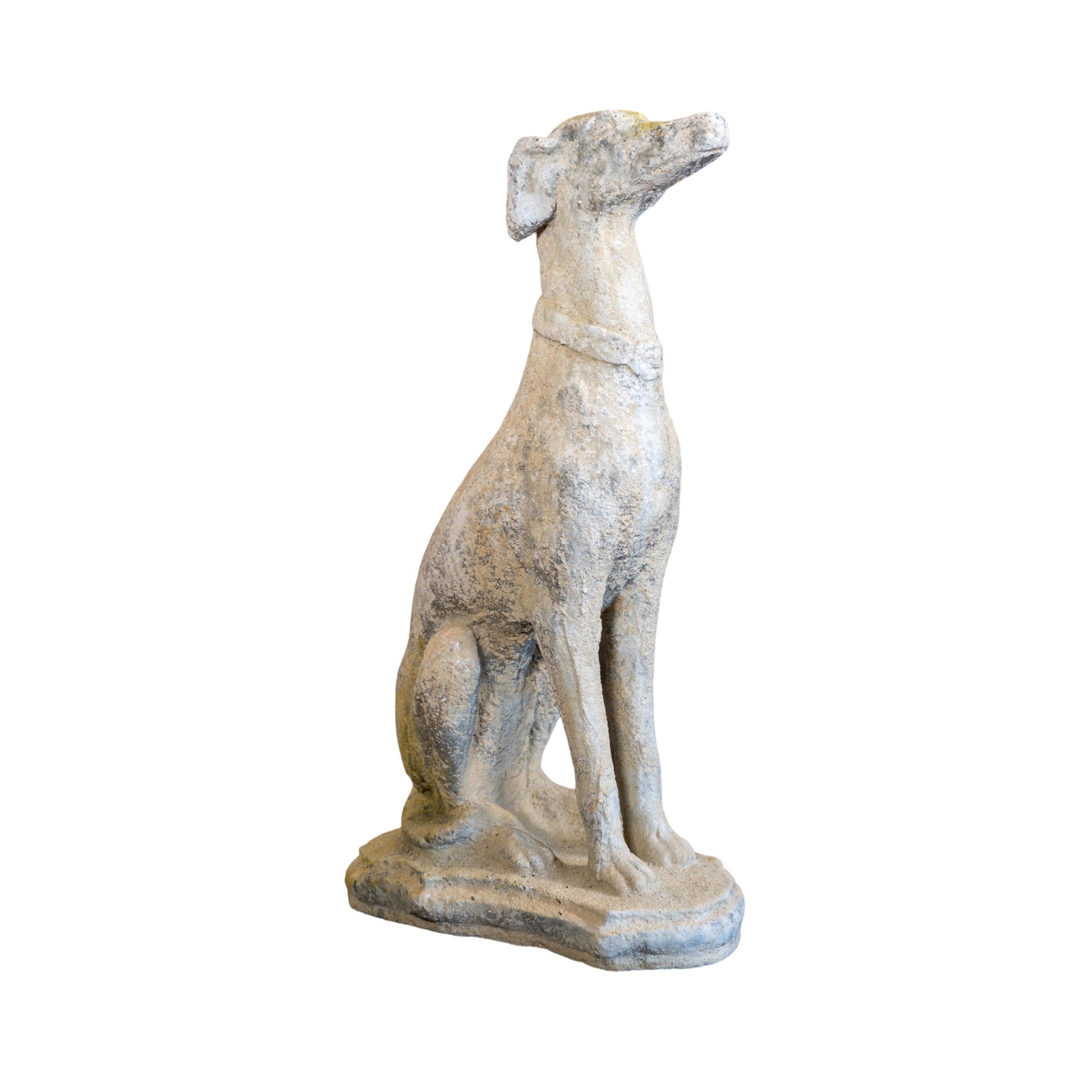 Questa scultura contemporanea di fabbricazione francese raffigurante un cane Whippet è realizzata in un resistente composito di granito. Venduto singolarmente, è un pezzo d'accento perfetto per gli spazi esterni. Mostra il tuo amore per i cani con