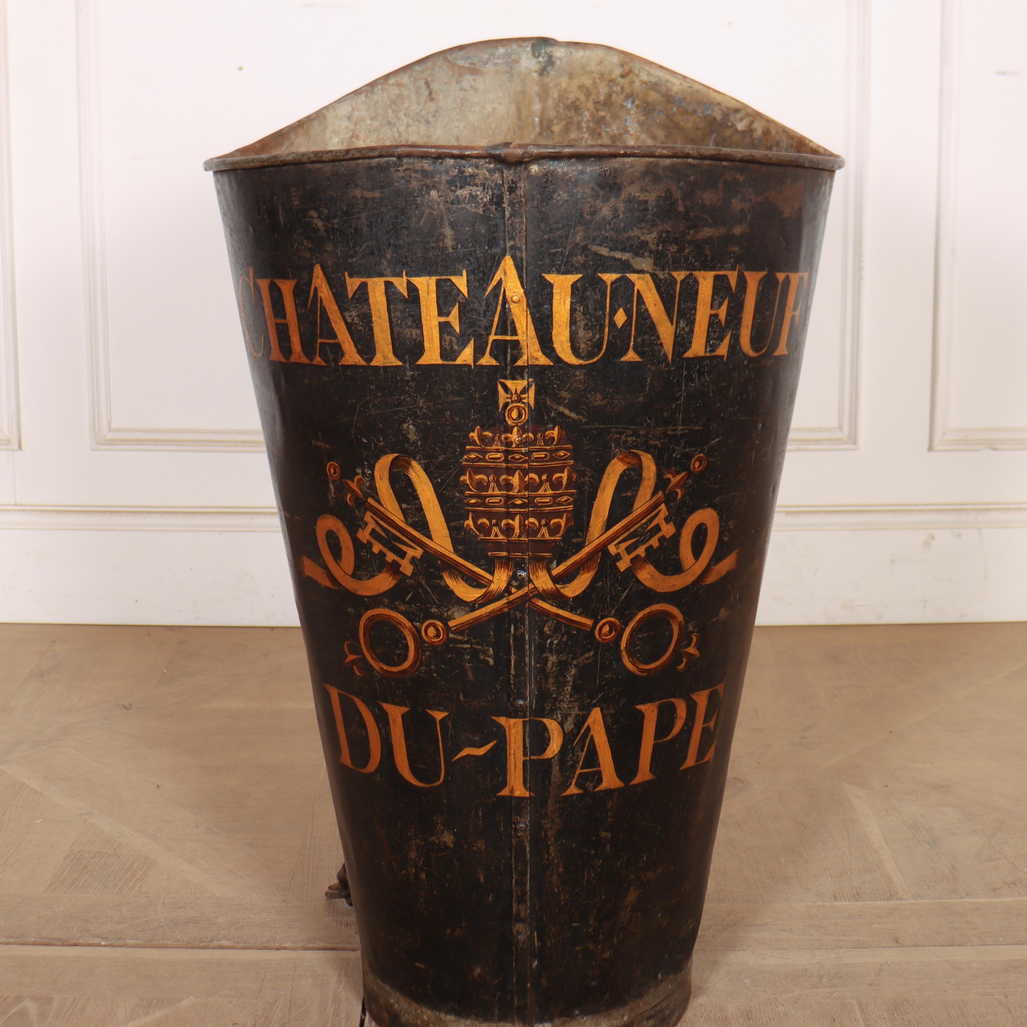 Uno de un par de hods / hottes de vendimia franceses del siglo XIX con decoración de pintura posterior. 1900.


Código 8971

Dimensiones:
W: 20