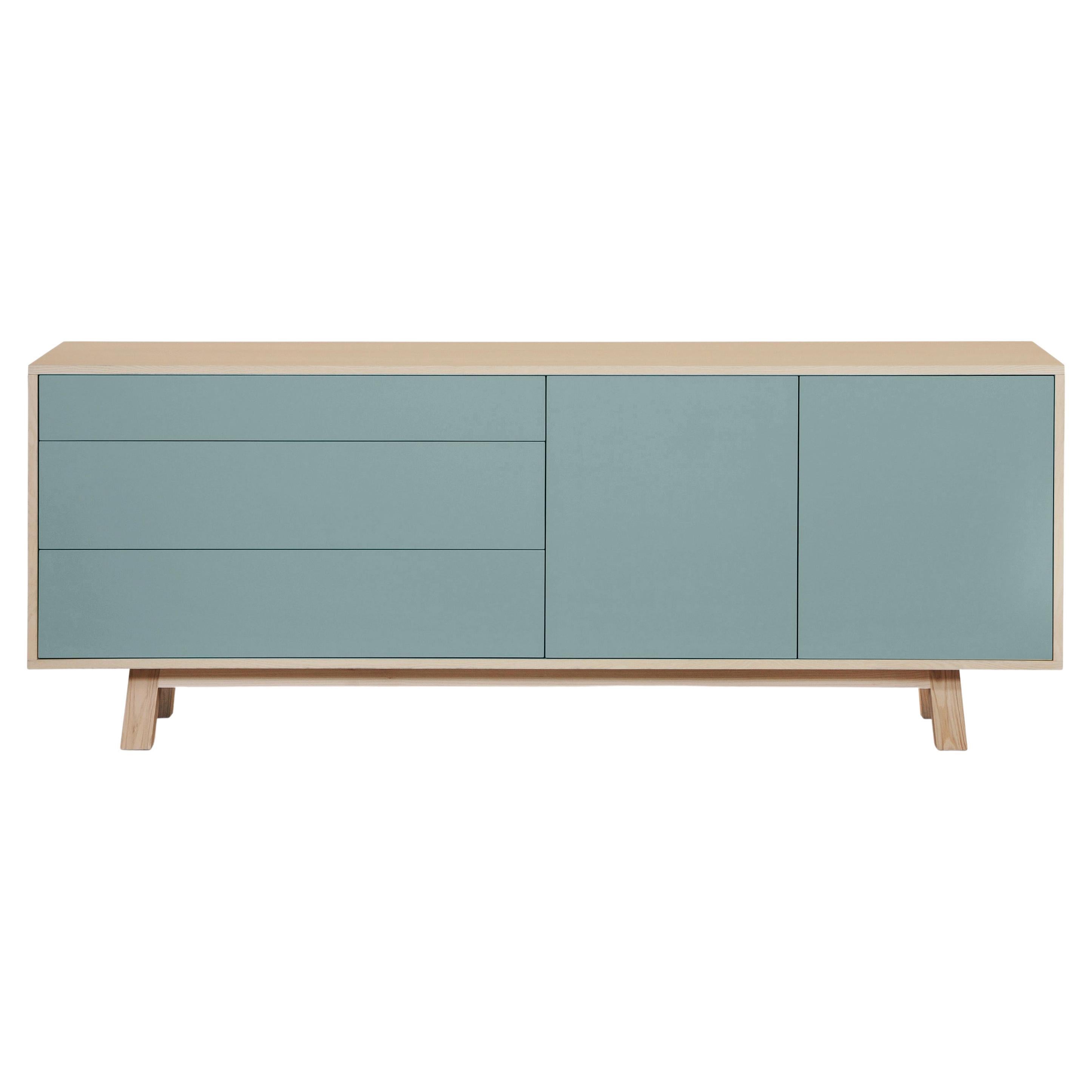 Dieses Sideboard mit 2 Türen und 3 Schubladen wird hier in Esche präsentiert und ist auch in französischer Eiche erhältlich.

Es ist keine Montage von Ihrer Seite aus erforderlich, die Möbel werden in unserer Werkstatt komplett montiert.

Die 3