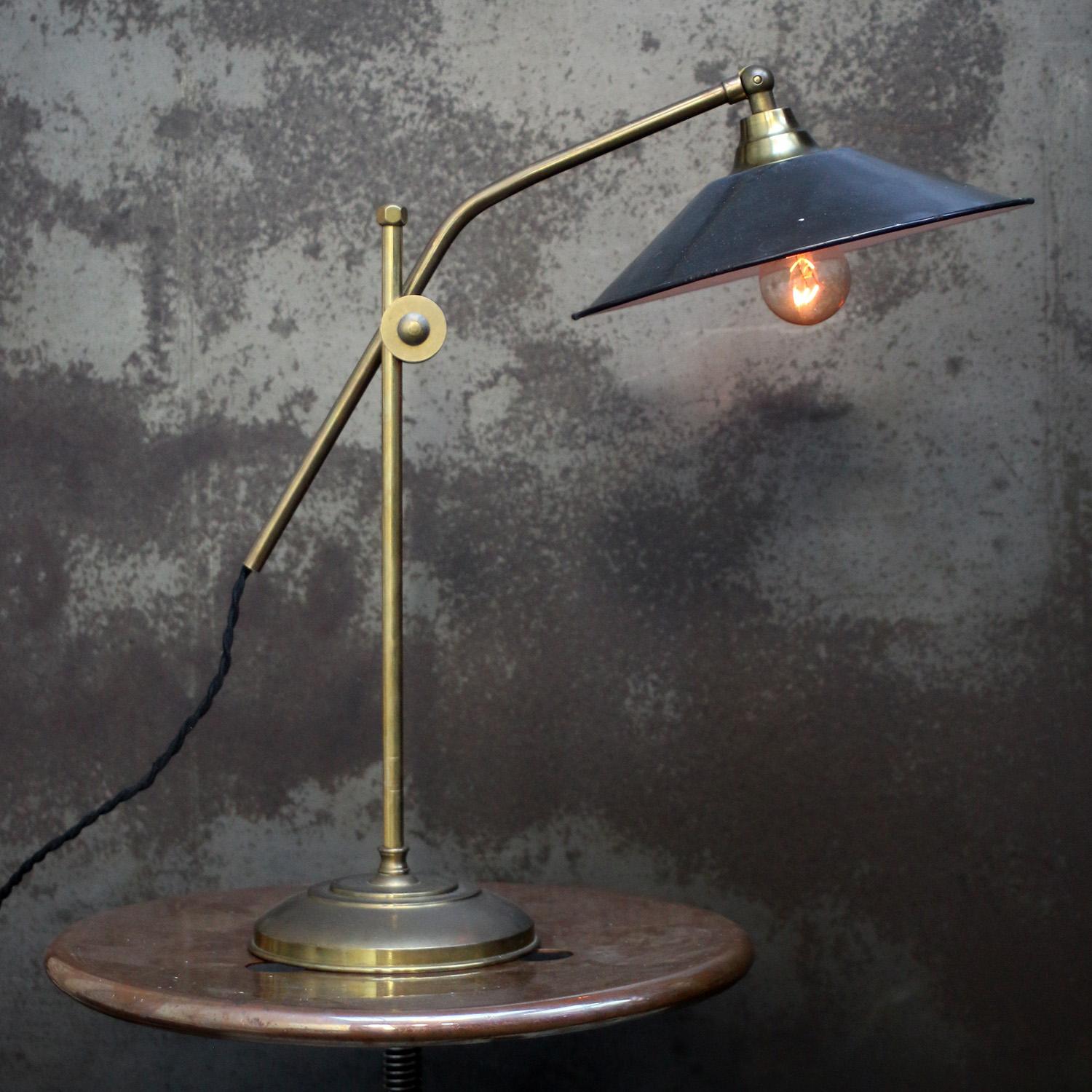 Französische Schreibtischleuchte aus dunkelgrauer Emaille und Messing. 
2,5 Meter schwarzes Baumwollkabel, Stecker und Schalter

Erhältlich mit UK-/US-Stecker

Gewicht: 2,20 kg / 4,9 lb

Der Preis gilt für jeden einzelnen Artikel. Alle Lampen sind