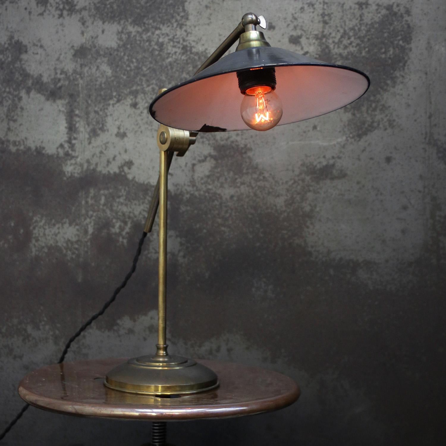 Französisch Grau Emaille Messing Tisch Schreibtisch Licht (Moderne der Mitte des Jahrhunderts) im Angebot