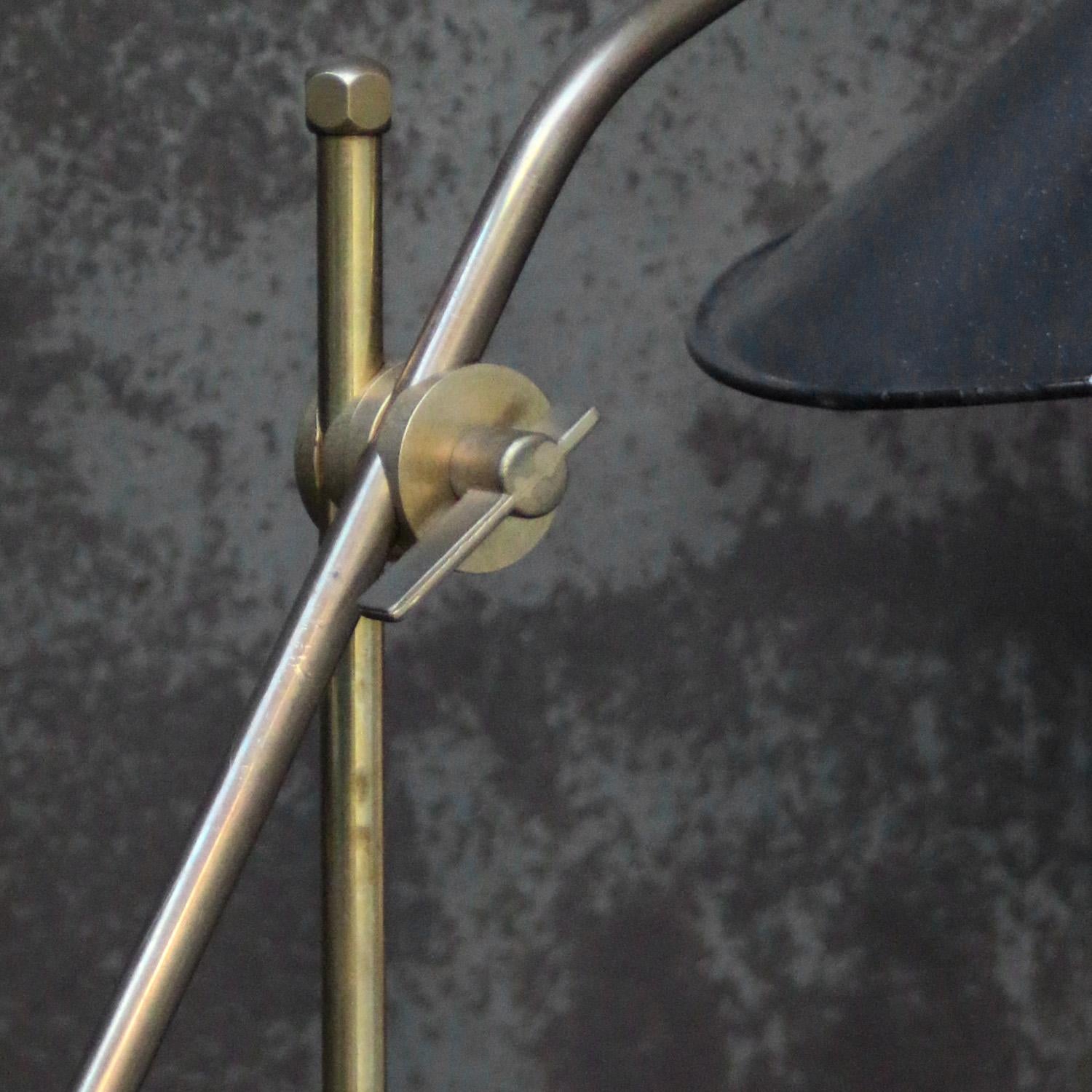Französisch Grau Emaille Messing Tisch Schreibtisch Licht (20. Jahrhundert) im Angebot