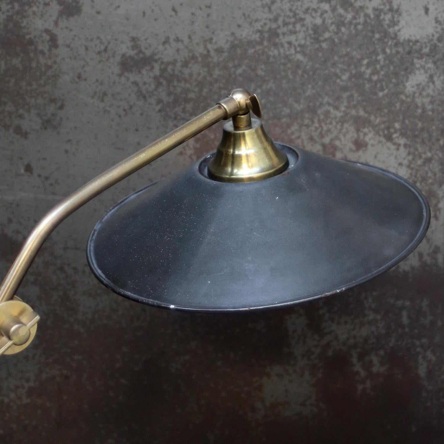 Französisch Grau Emaille Messing Tisch Schreibtisch Licht im Angebot 1