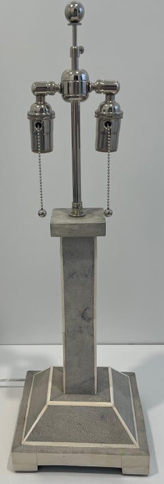 Lámpara de mesa francesa de piel de raya gris y hueso