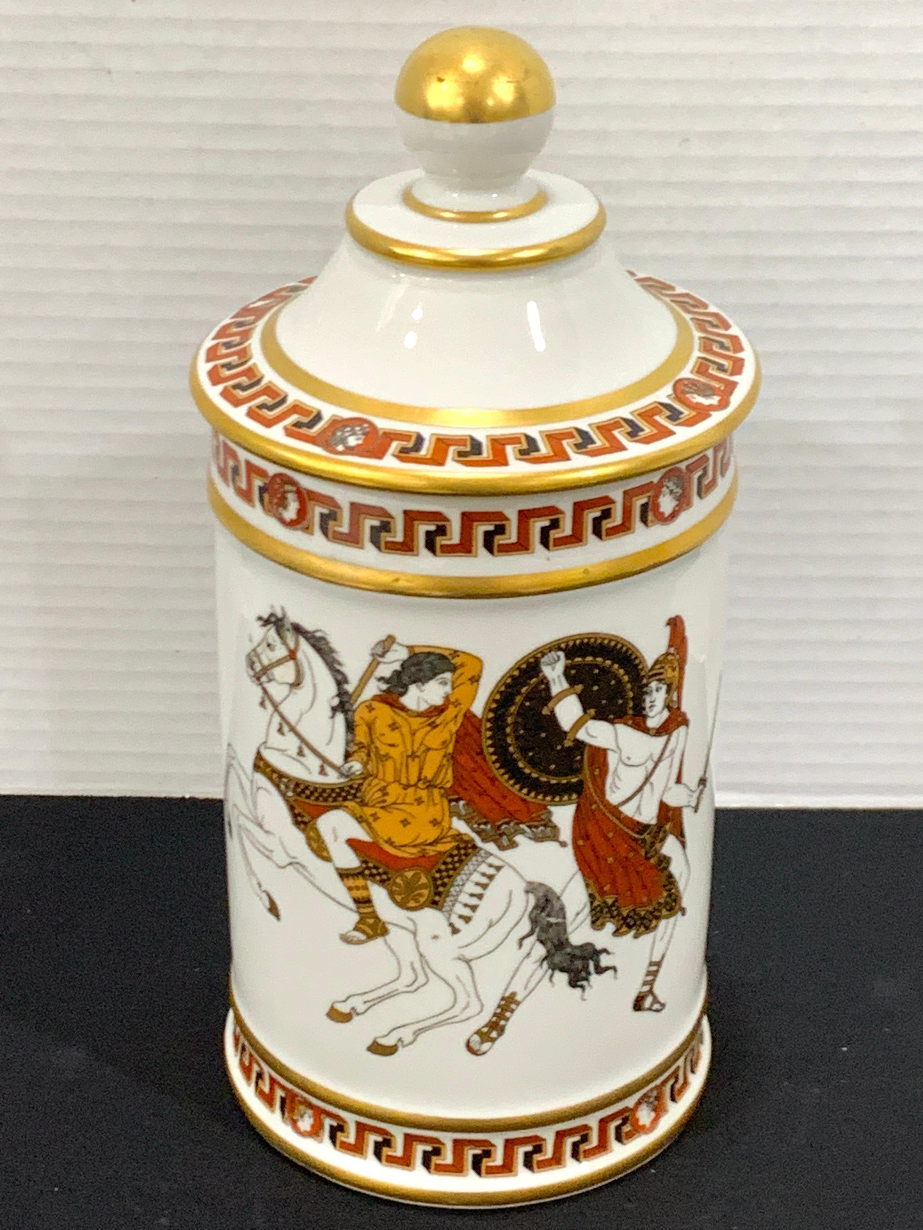 Pot d'apothicaire en porcelaine néo-grecque française, décoré à l'avant et à l'arrière de deux vignettes différentes, avec une clé grecque et des médaillons entourés, estampillé made in France.