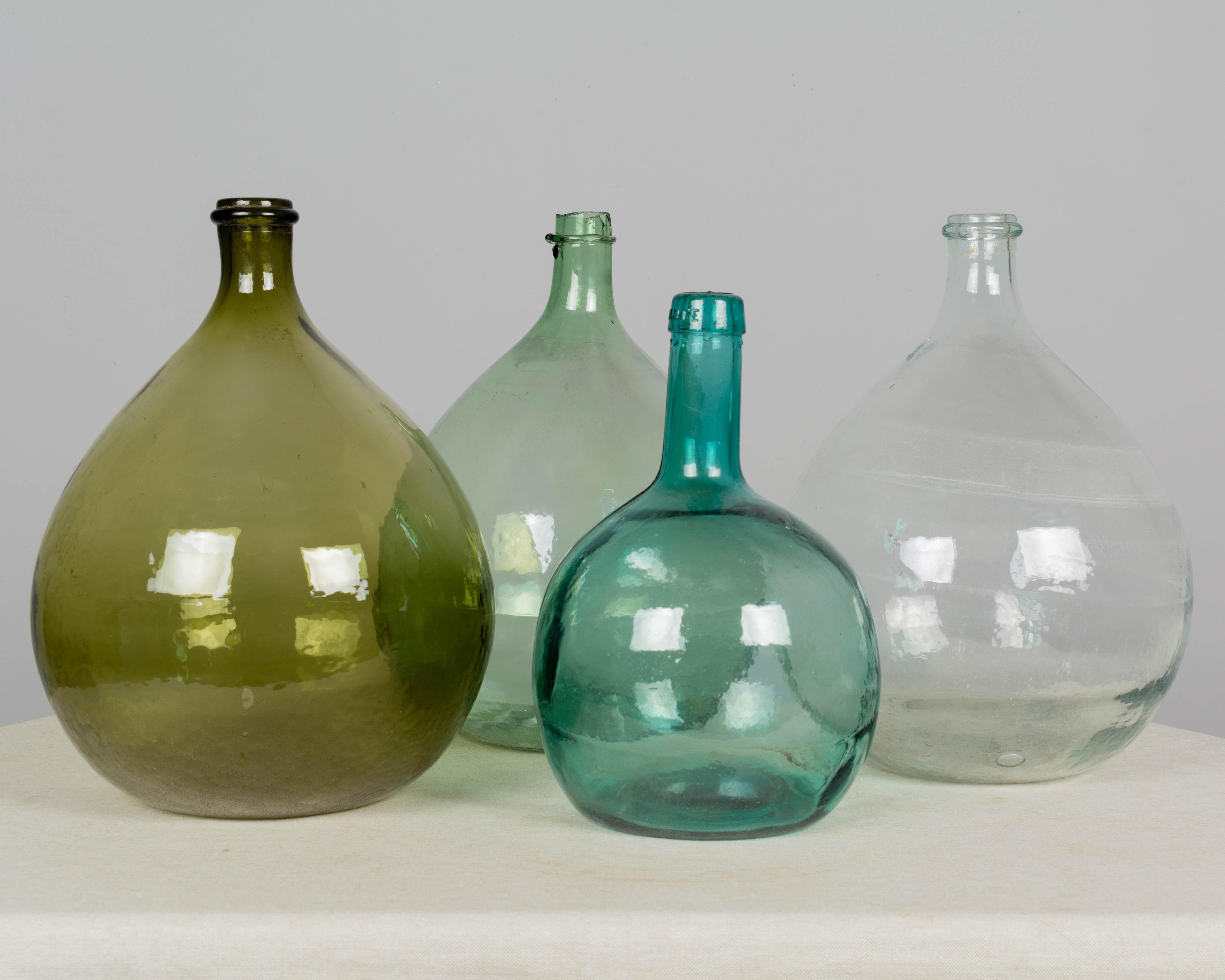 Botella o damajuana francesa del siglo XIX, de vidrio verde soplado, de forma globular. Llanta astillada. Capacidad: 10 litros. Circa 1880-1900.
14