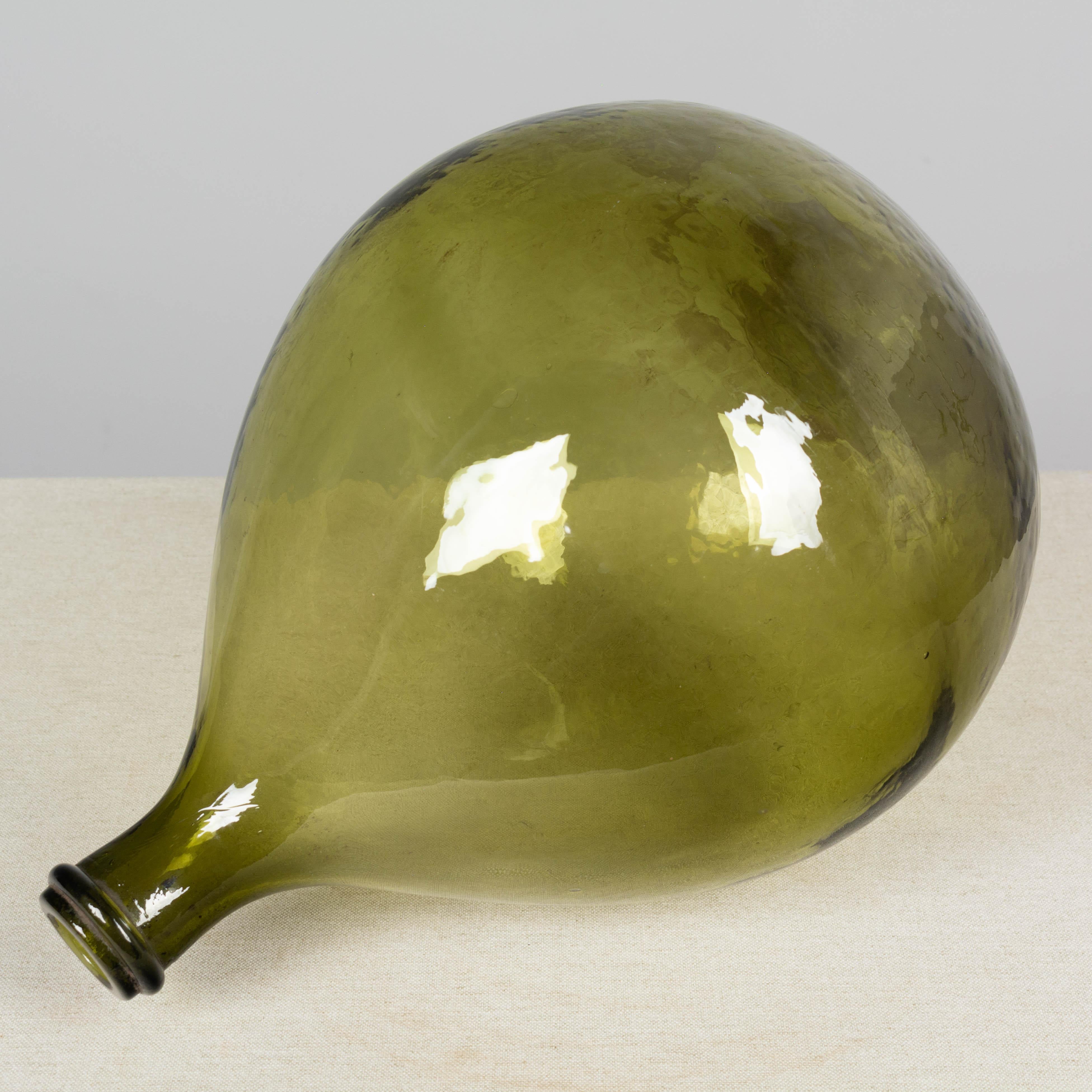 XX secolo Bottiglia a damigiana in vetro soffiato verde francese in vendita