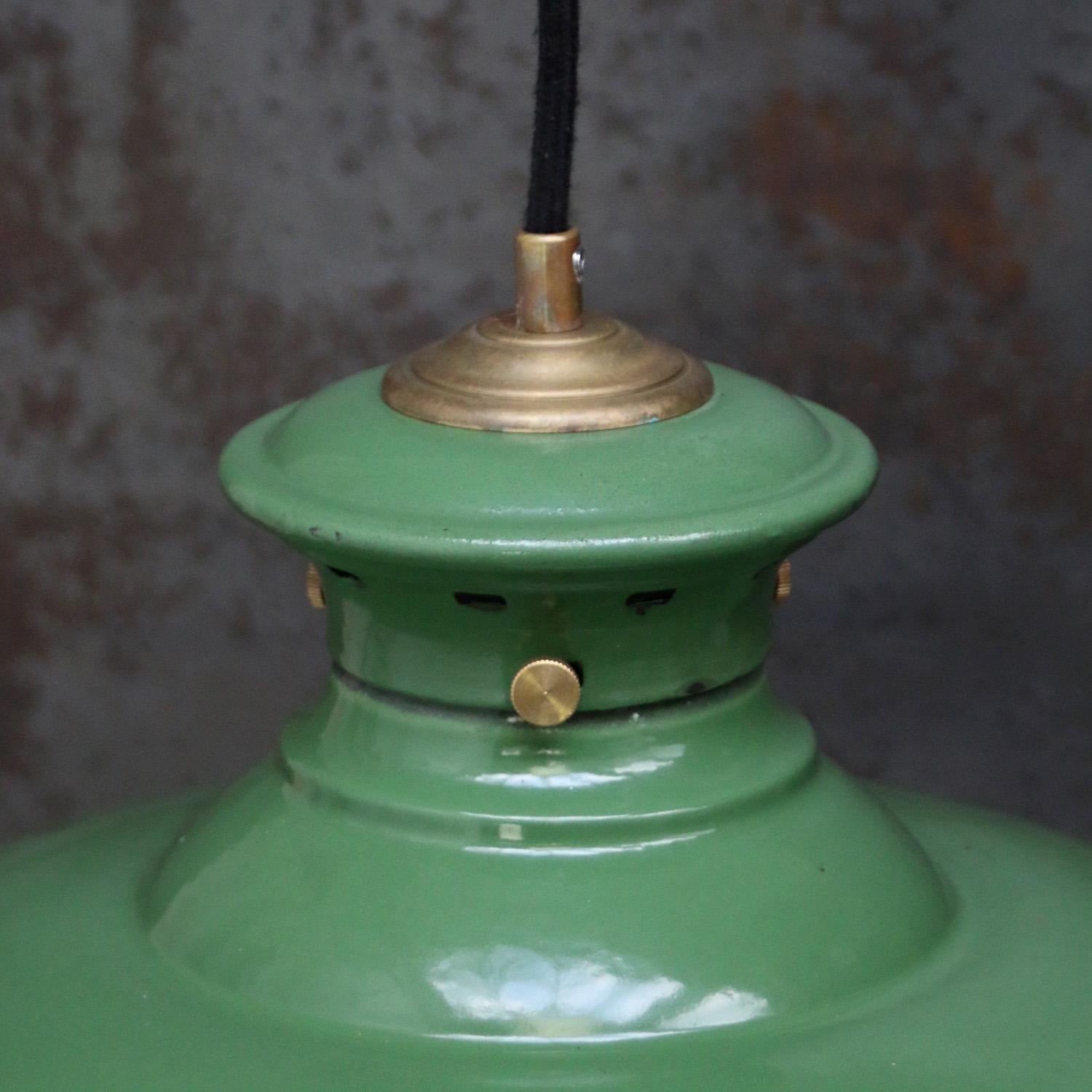 Lampada a sospensione della fabbrica francese
Smalto verde.
Bianco all'interno.

Peso: 1,20 kg / 2,6 lb

Prezzo per singolo articolo. Tutte le lampade sono state rese idonee dagli standard internazionali per le lampadine a incandescenza, a risparmio