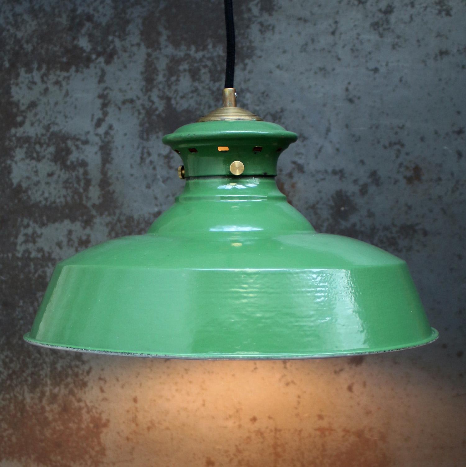 Industriale Lampade a sospensione industriali francesi in smalto verde e ottone d'epoca in vendita