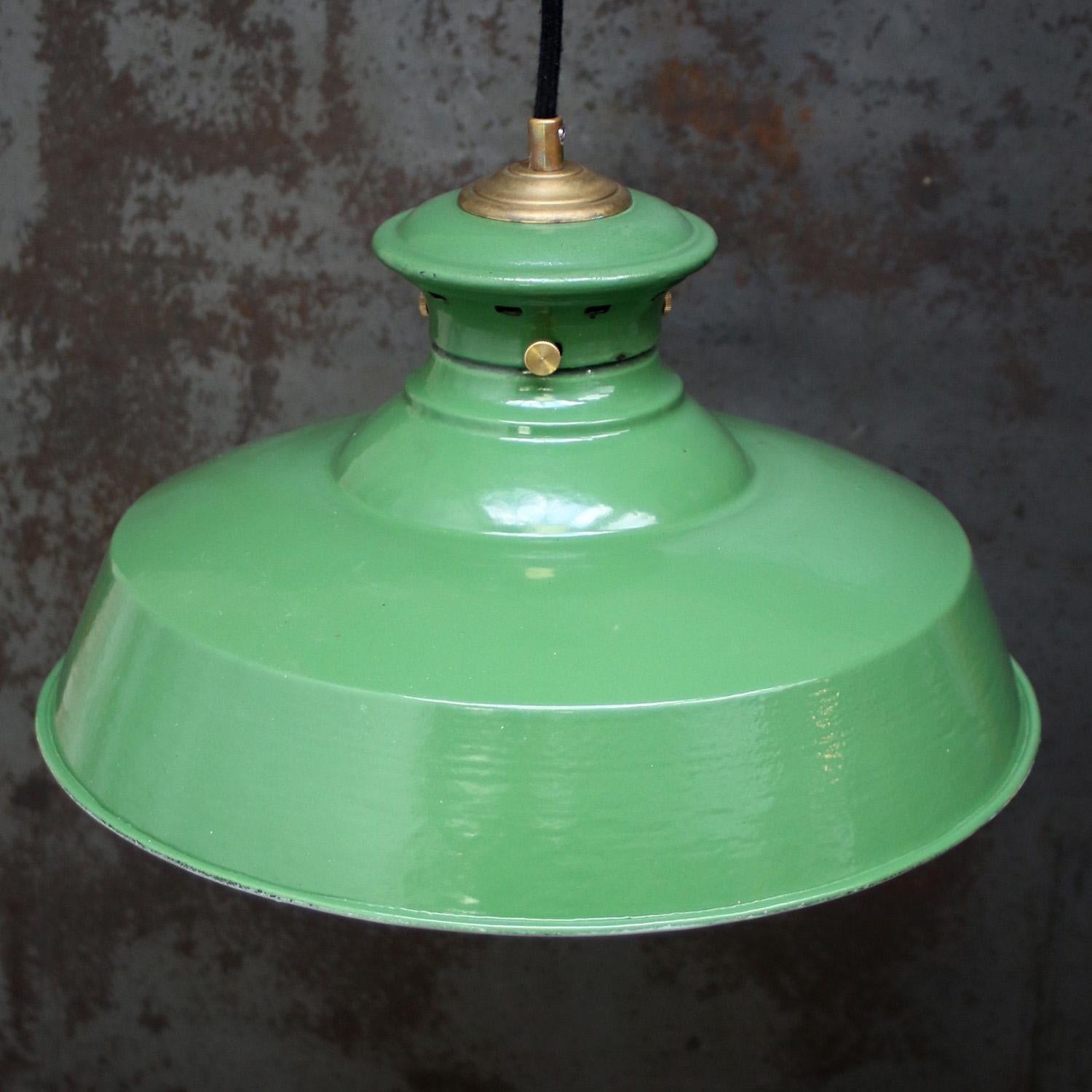Francese Lampade a sospensione industriali francesi in smalto verde e ottone d'epoca in vendita