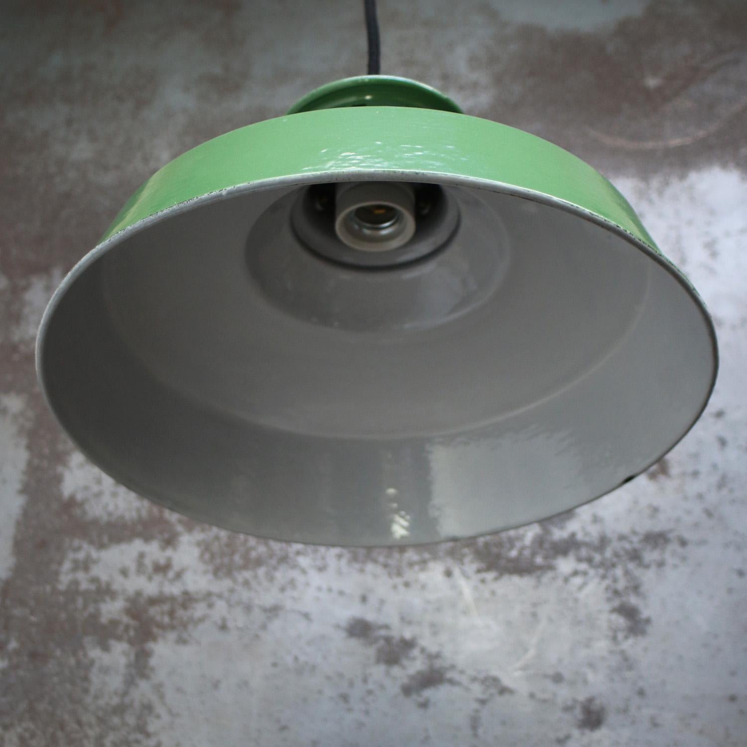 Lampade a sospensione industriali francesi in smalto verde e ottone d'epoca In condizioni buone in vendita a Amsterdam, NL
