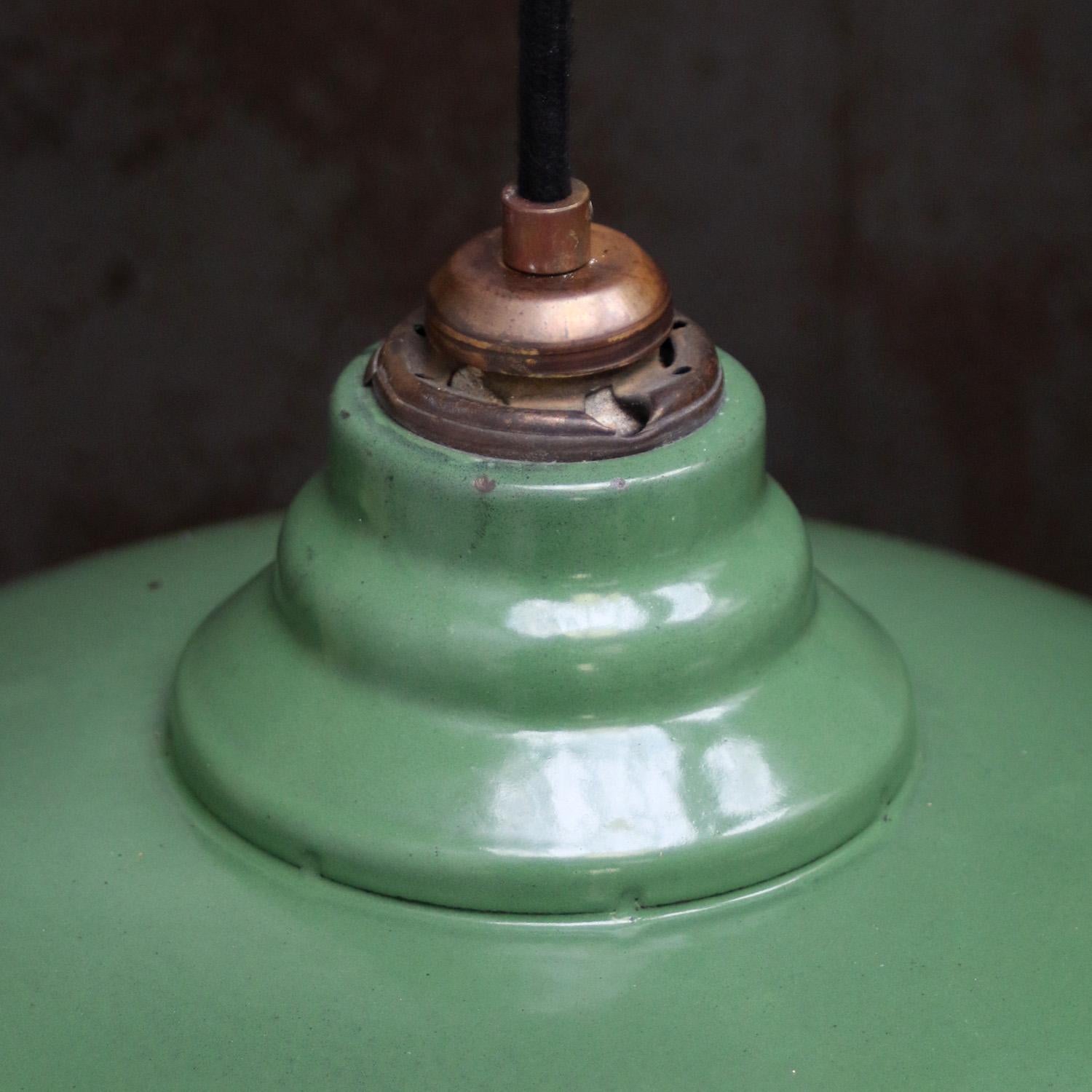 French Green Enamel Vintage Industrial Brass Pendelleuchten (Industriell) im Angebot