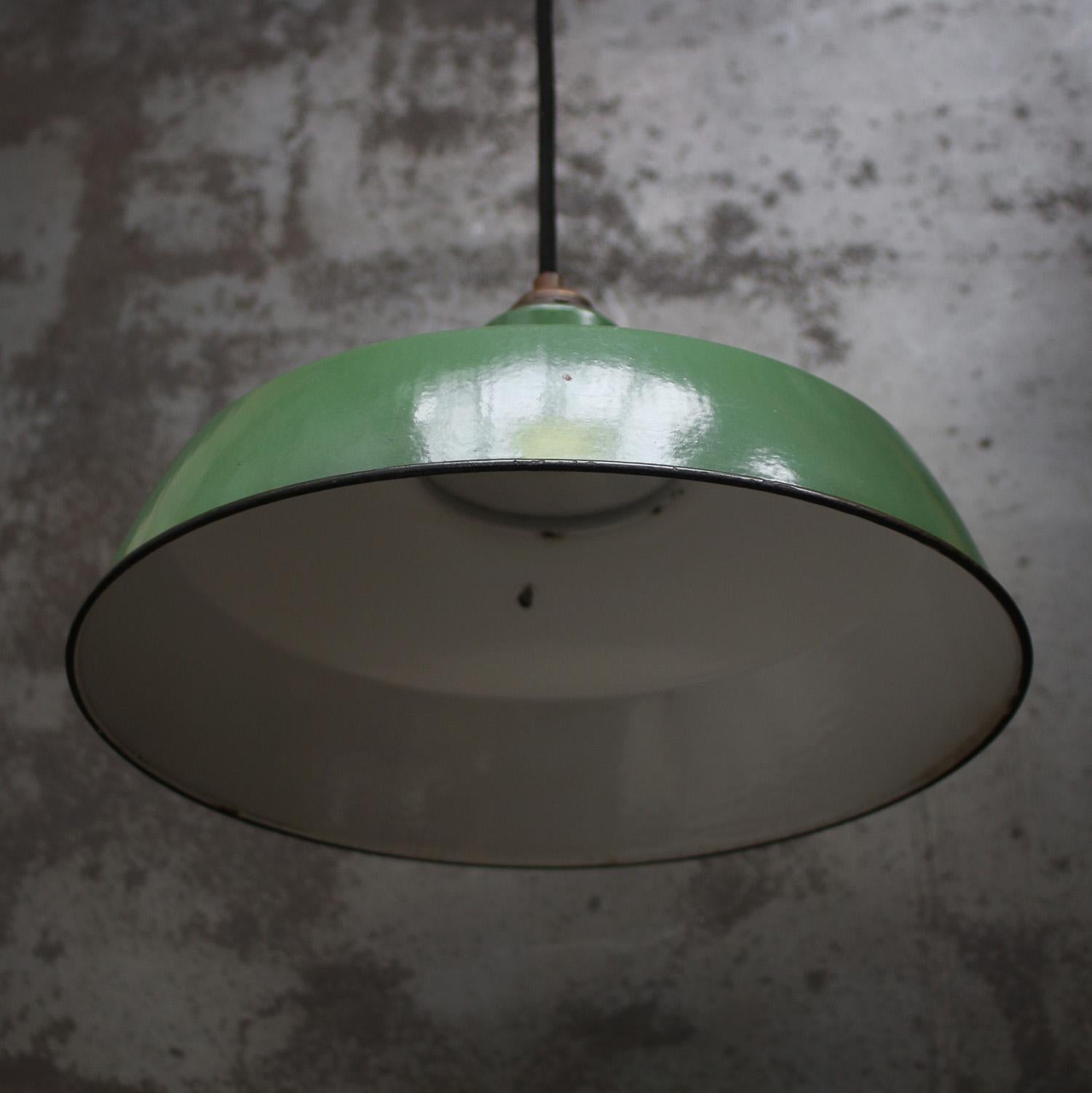 French Green Enamel Vintage Industrial Brass Pendelleuchten (Französisch) im Angebot
