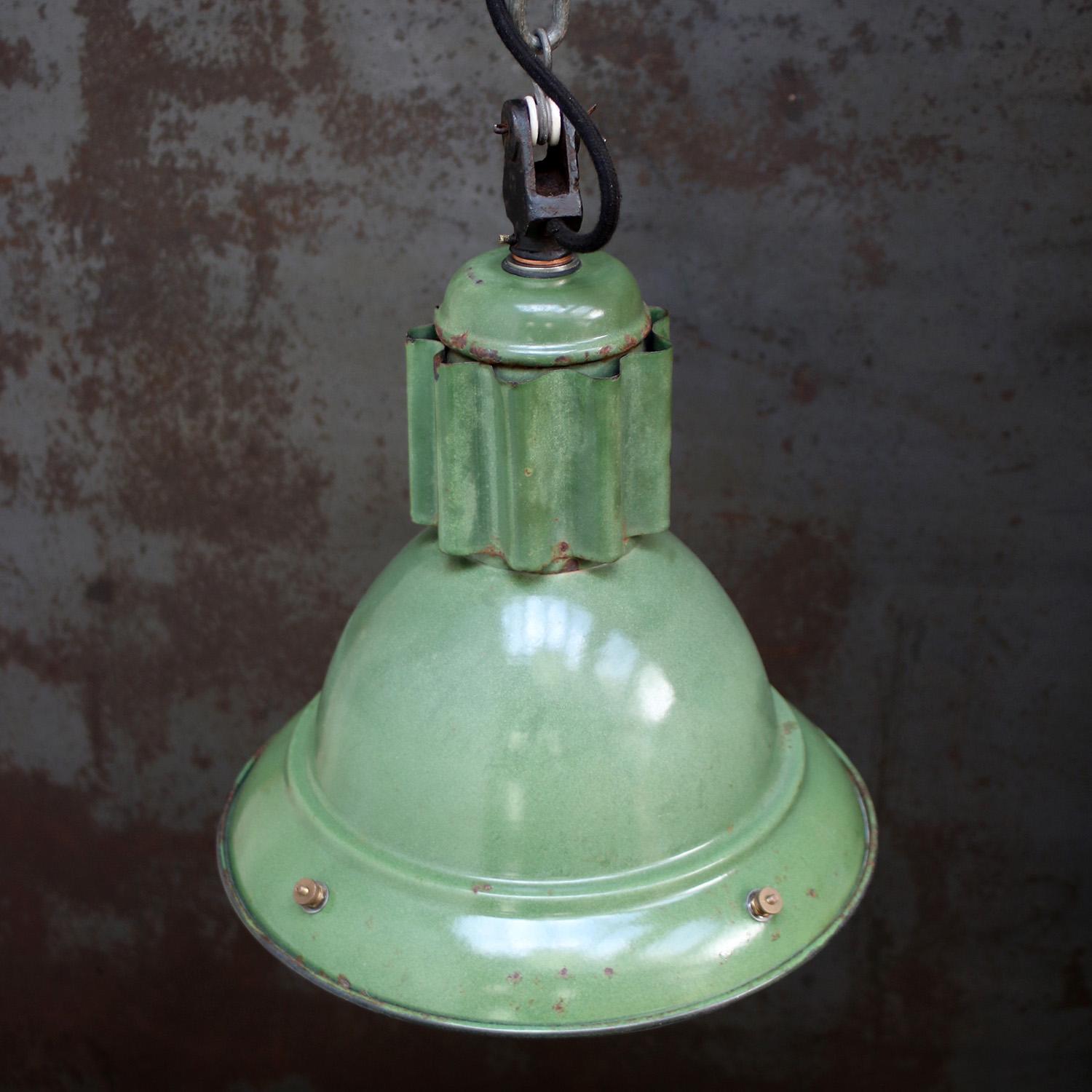 French Green Enamel Vintage Industrial Factory Pendant Light In Good Condition For Sale In Amsterdam, NL