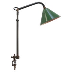 Lampe de table Machiniste en métal vintage industriel émaillé vert par Ki-É-Klair