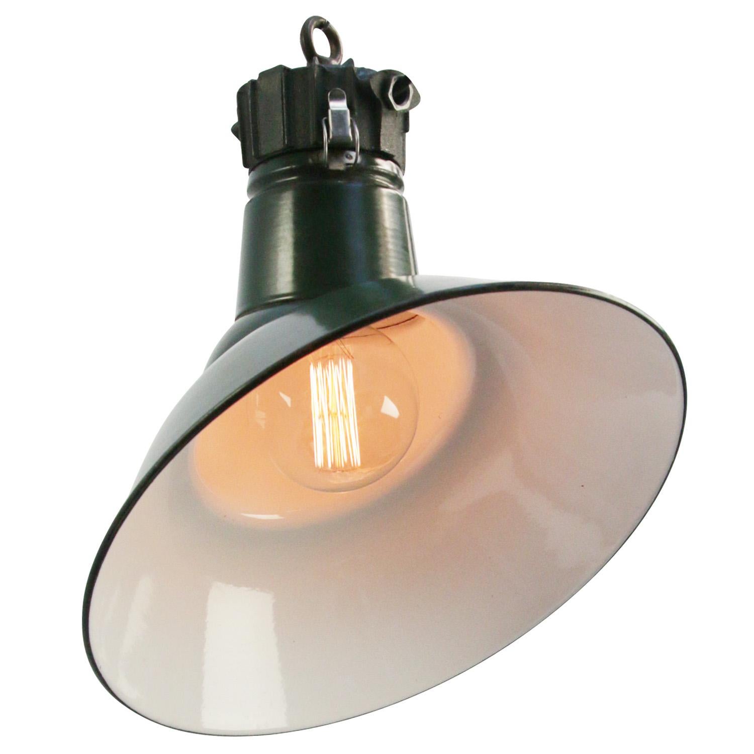 Pendentif industriel asymétrique de Sammode, France
Émail bleu / vert avec plateau en fonte
Modèle rare utilisé dans les entrepôts et les usines

Poids : 3,60 kg / 7,9 lb

Le prix est fixé par article individuel. Toutes les lampes ont été