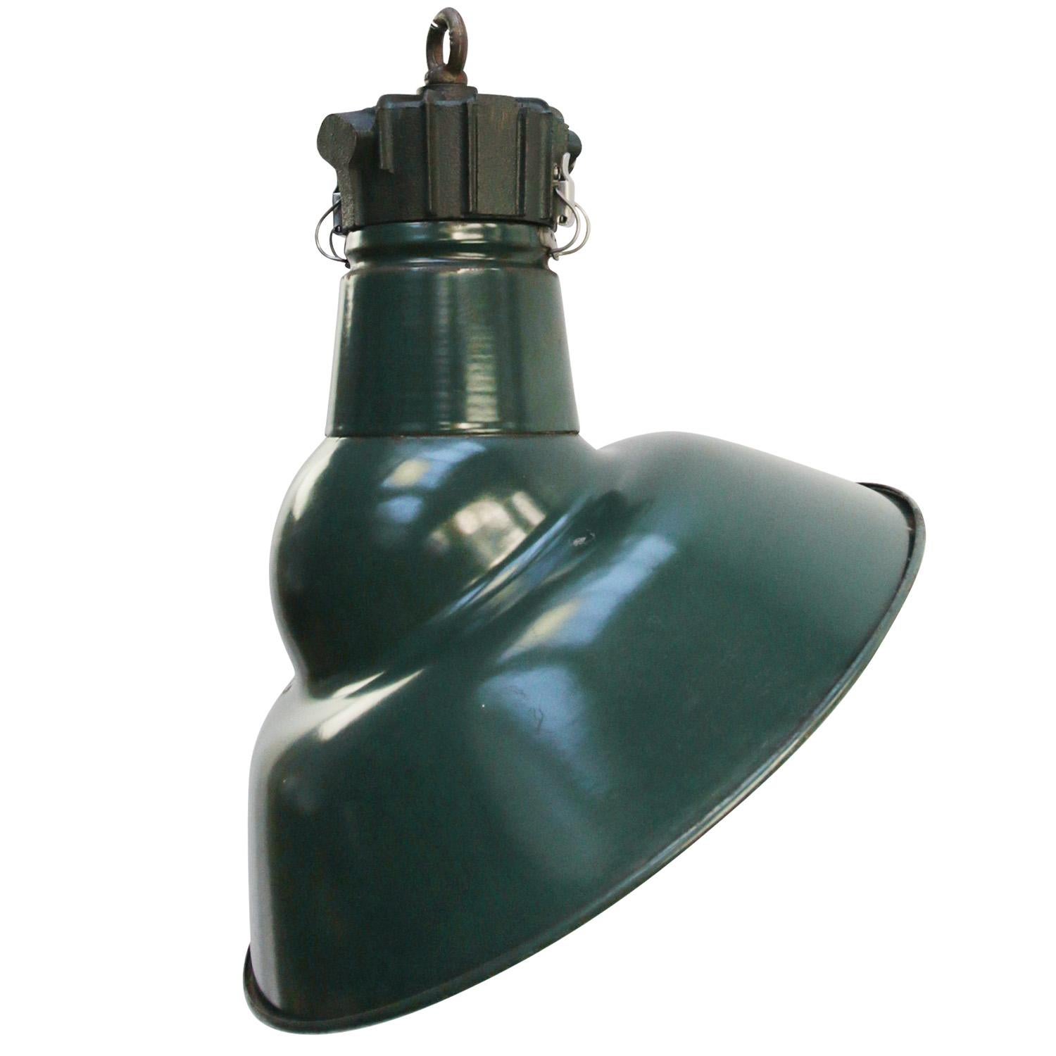 Industriel Lampe à suspension industrielle française vintage en émail vert par Sammode France