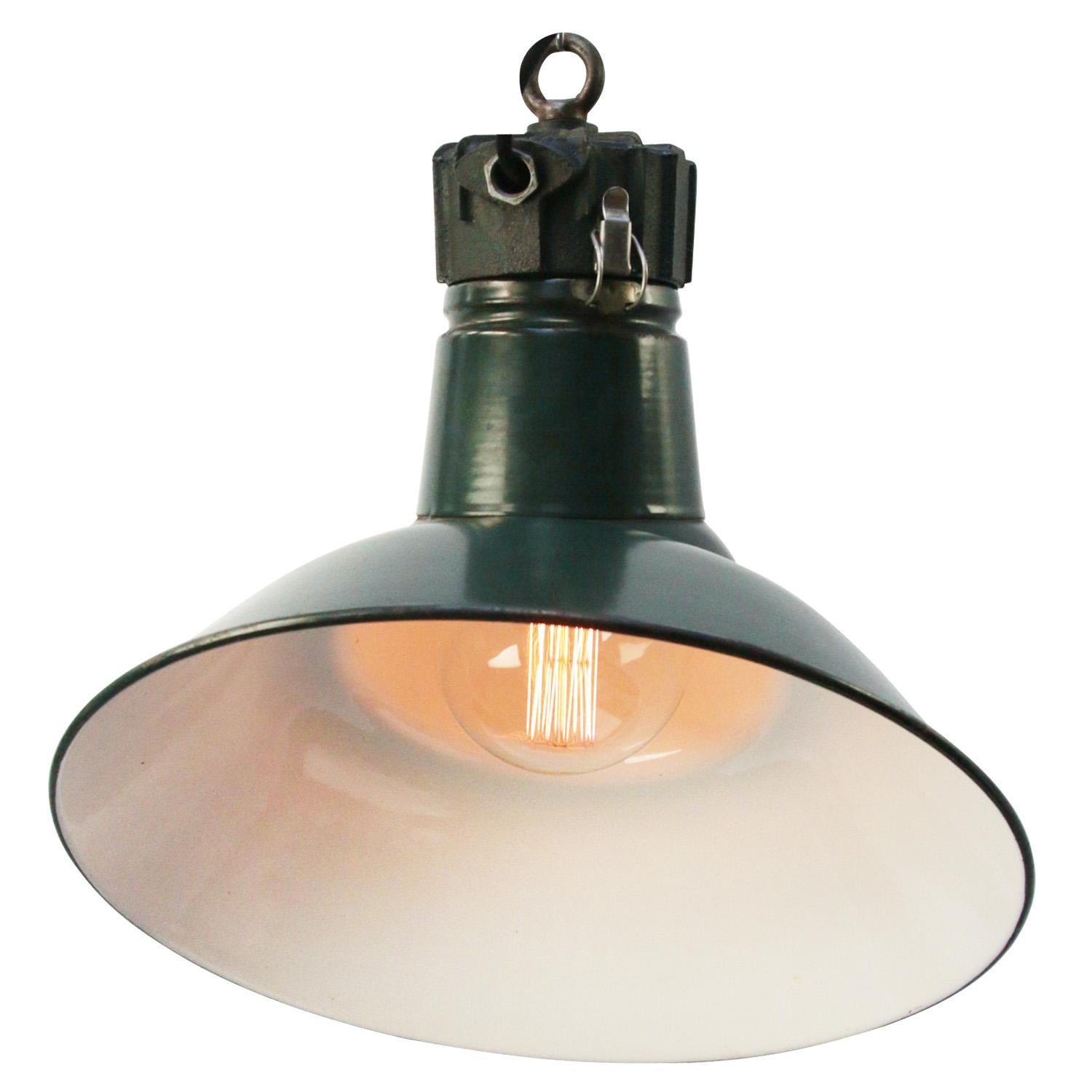 Français Lampe à suspension industrielle française vintage en émail vert par Sammode France
