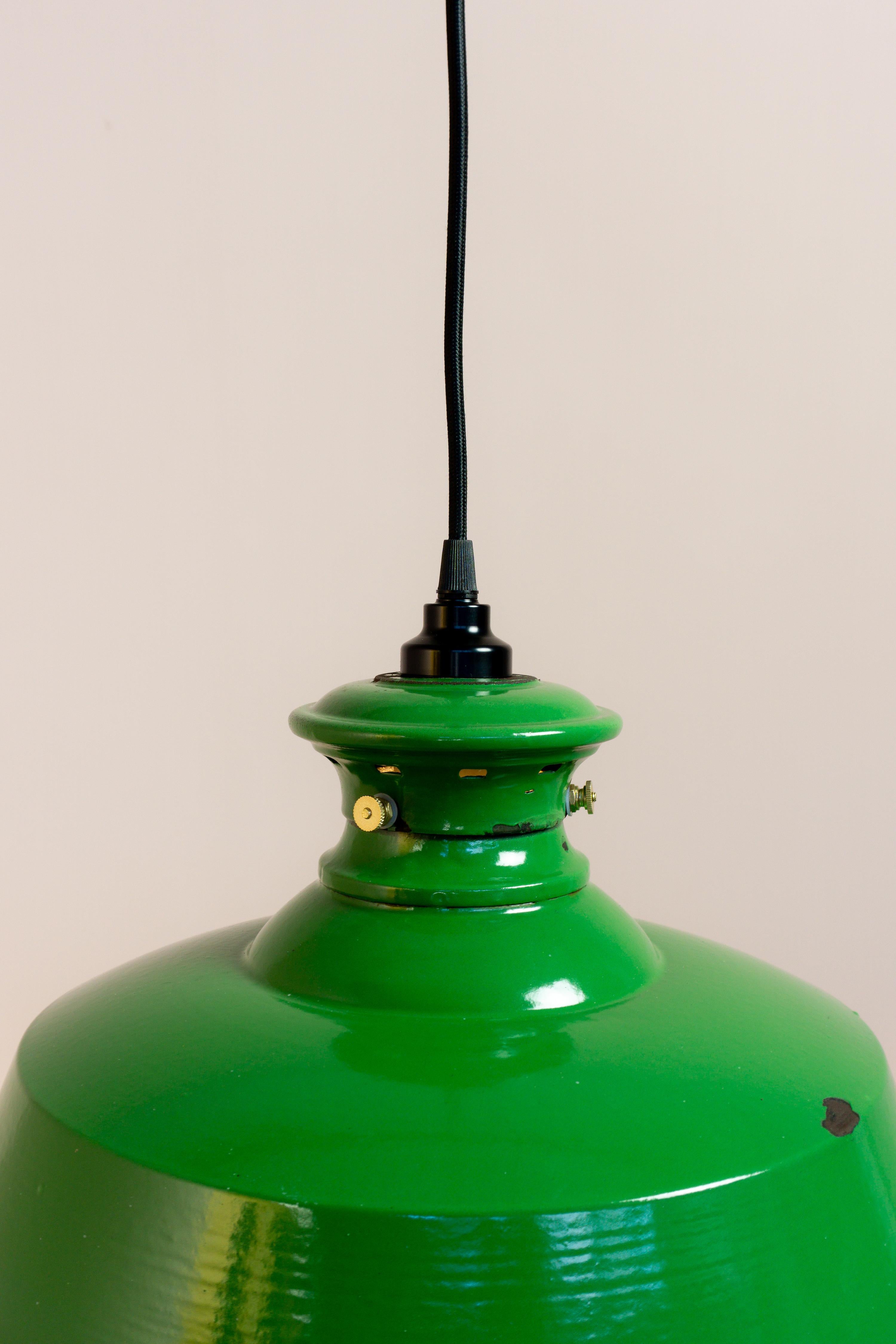 French Green Enamel Vintage Industrial Pendant Light In Good Condition For Sale In Rotterdam, NL