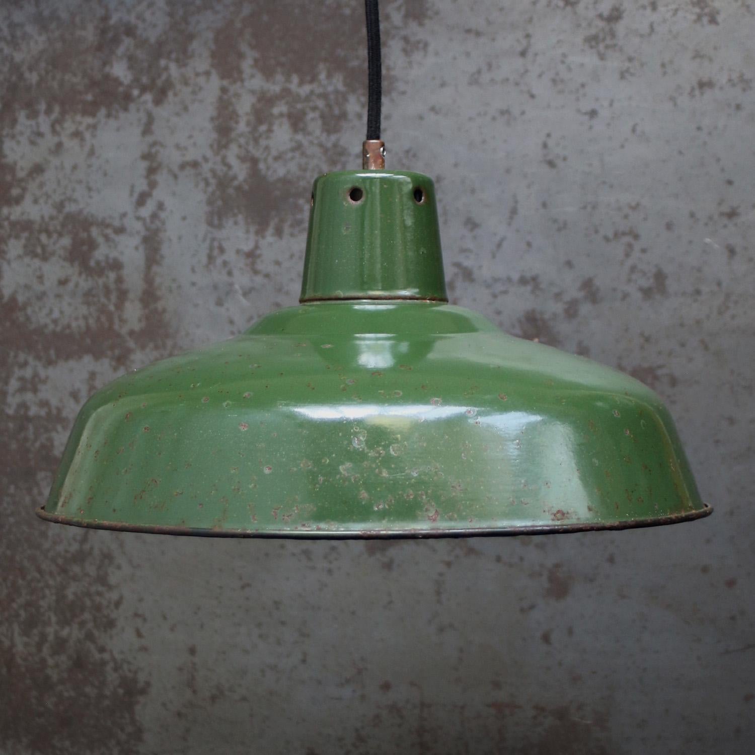 Lampada a sospensione della fabbrica francese
Smalto verde, interno bianco

Peso: 1,10 kg / 2,4 lb

Prezzo per singolo articolo. Tutte le lampade sono state rese idonee dagli standard internazionali per le lampadine a incandescenza, a risparmio