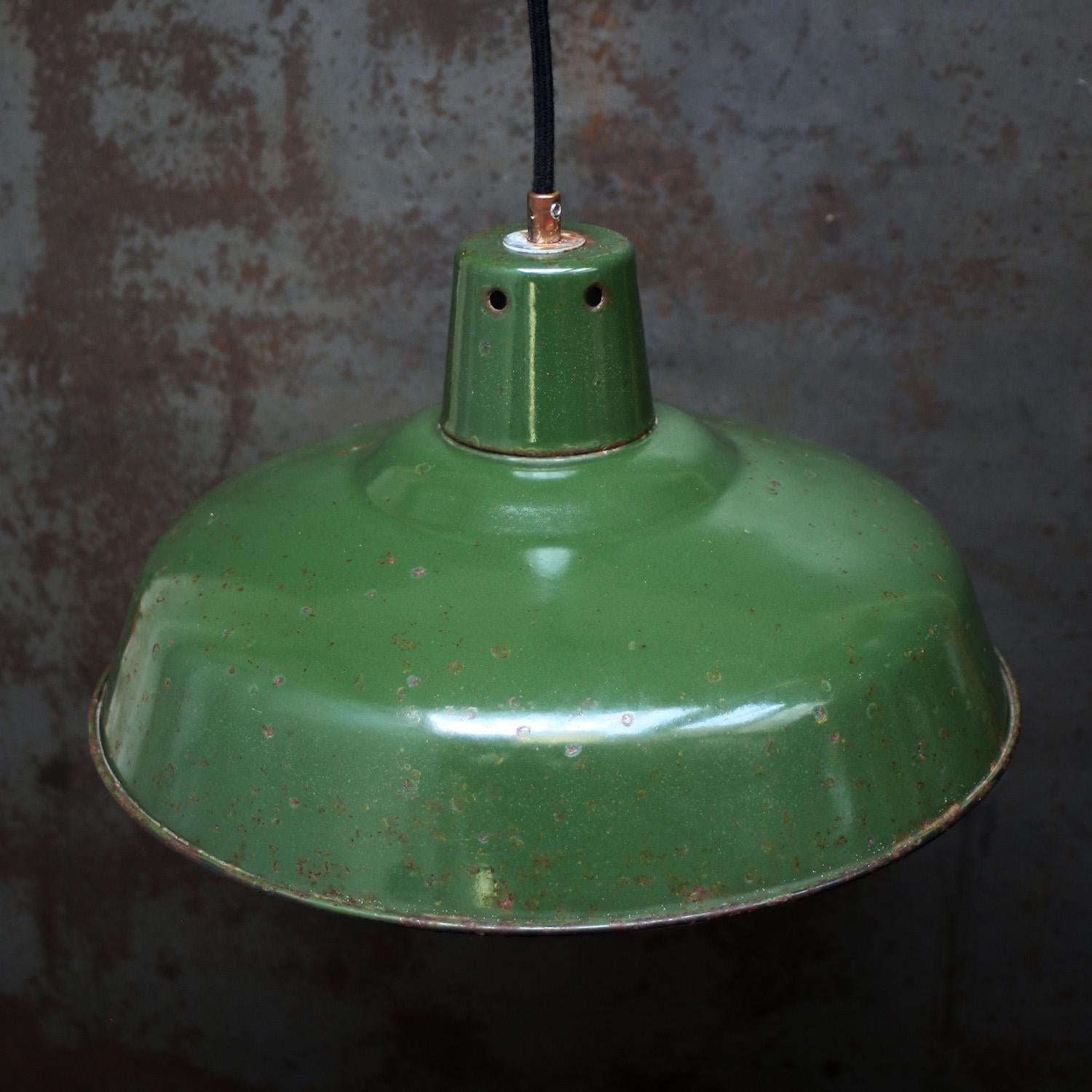 Industriale Lampade a sospensione industriali francesi con smalto verde vintage in vendita