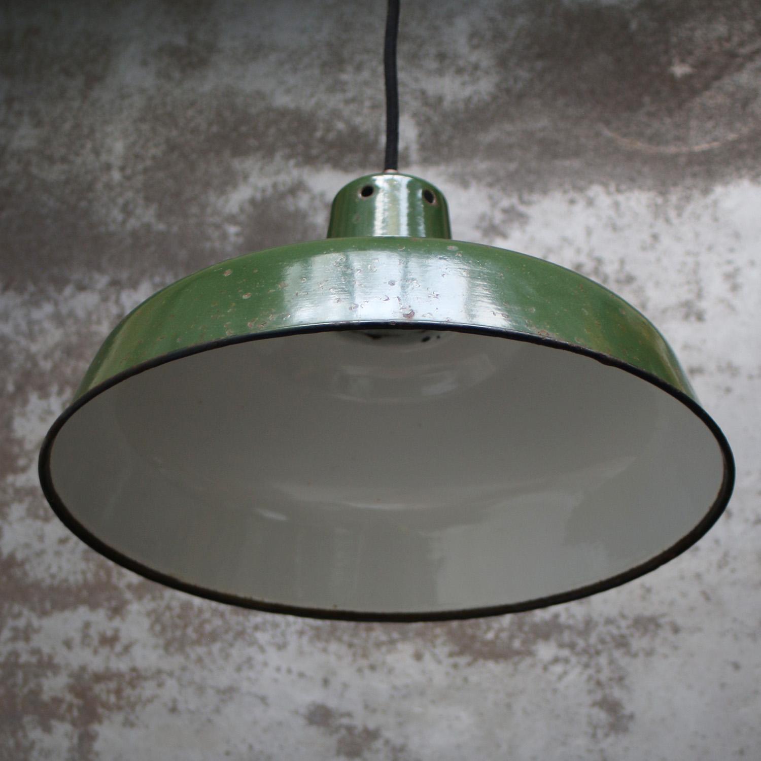 Francese Lampade a sospensione industriali francesi con smalto verde vintage in vendita