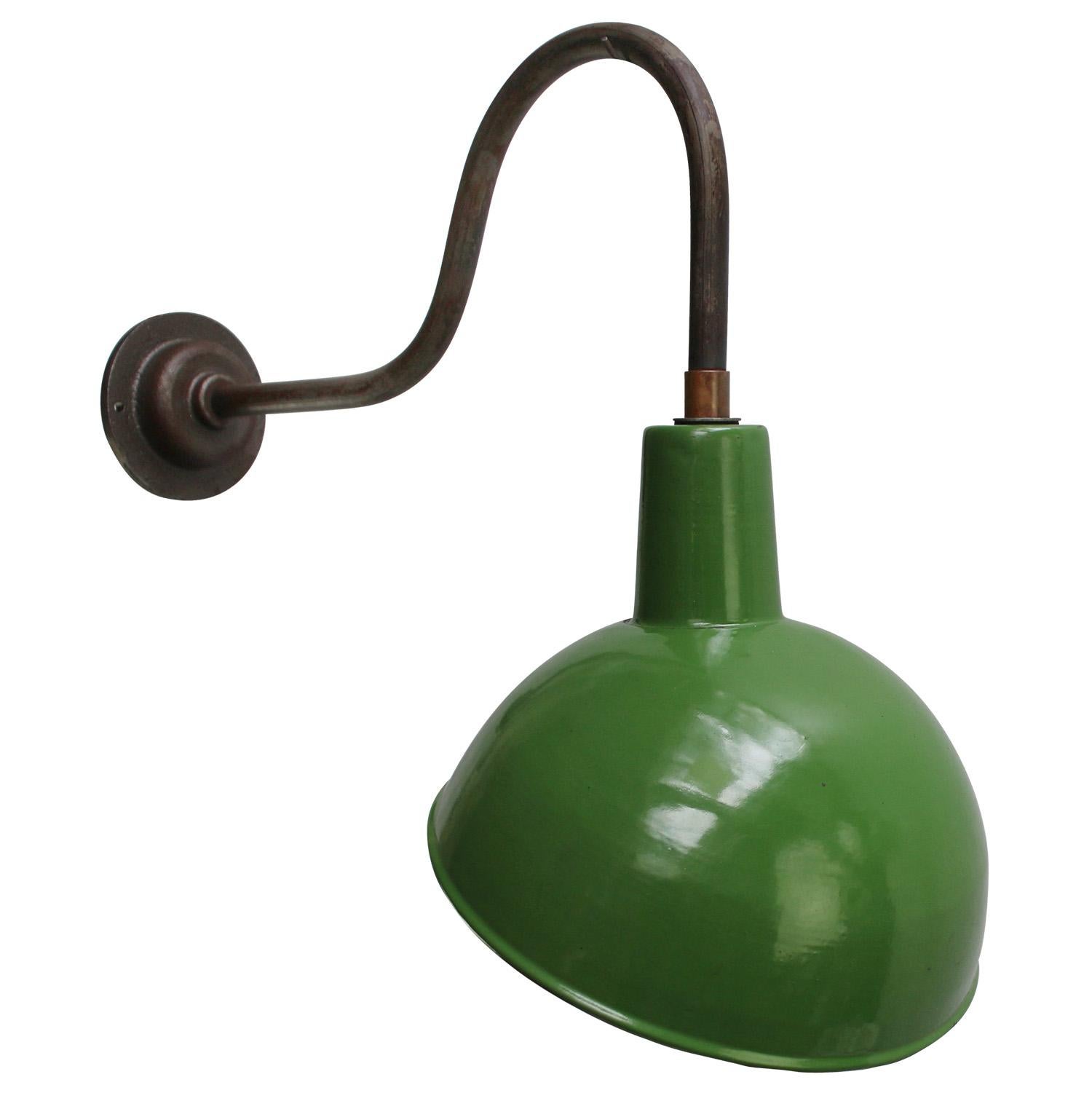 Aplique industrial esmaltado en verde con interior blanco.

Diámetro del soporte de pared de hierro fundido: 10,5 cm / 4