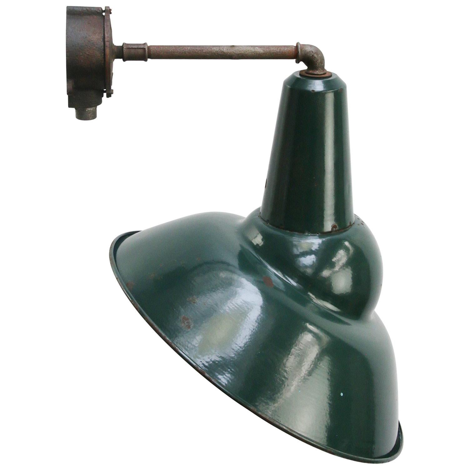 Vintage industrial wall light by Sammode, France
Green enamel, cast iron parts and wall base

diameter wall base 10 cm

Weight: 2.90 kg / 6.4 lb

Priced per individual item. All lamps have been made suitable by international standards for