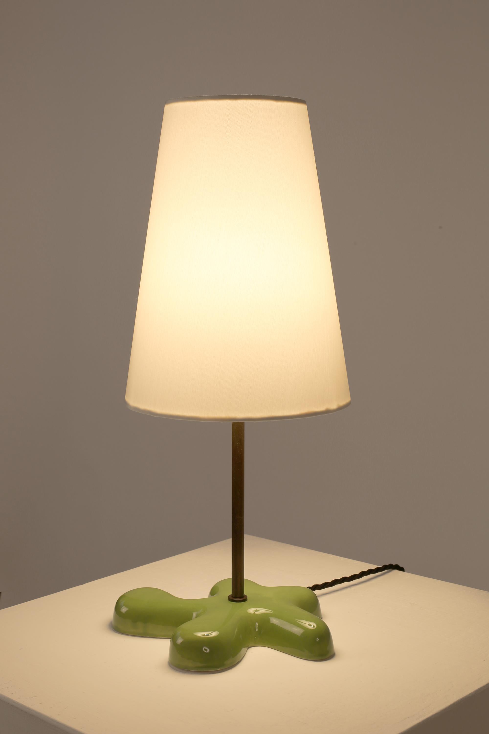 Français Lampe de table française en céramique et laiton de forme libre verte en vente