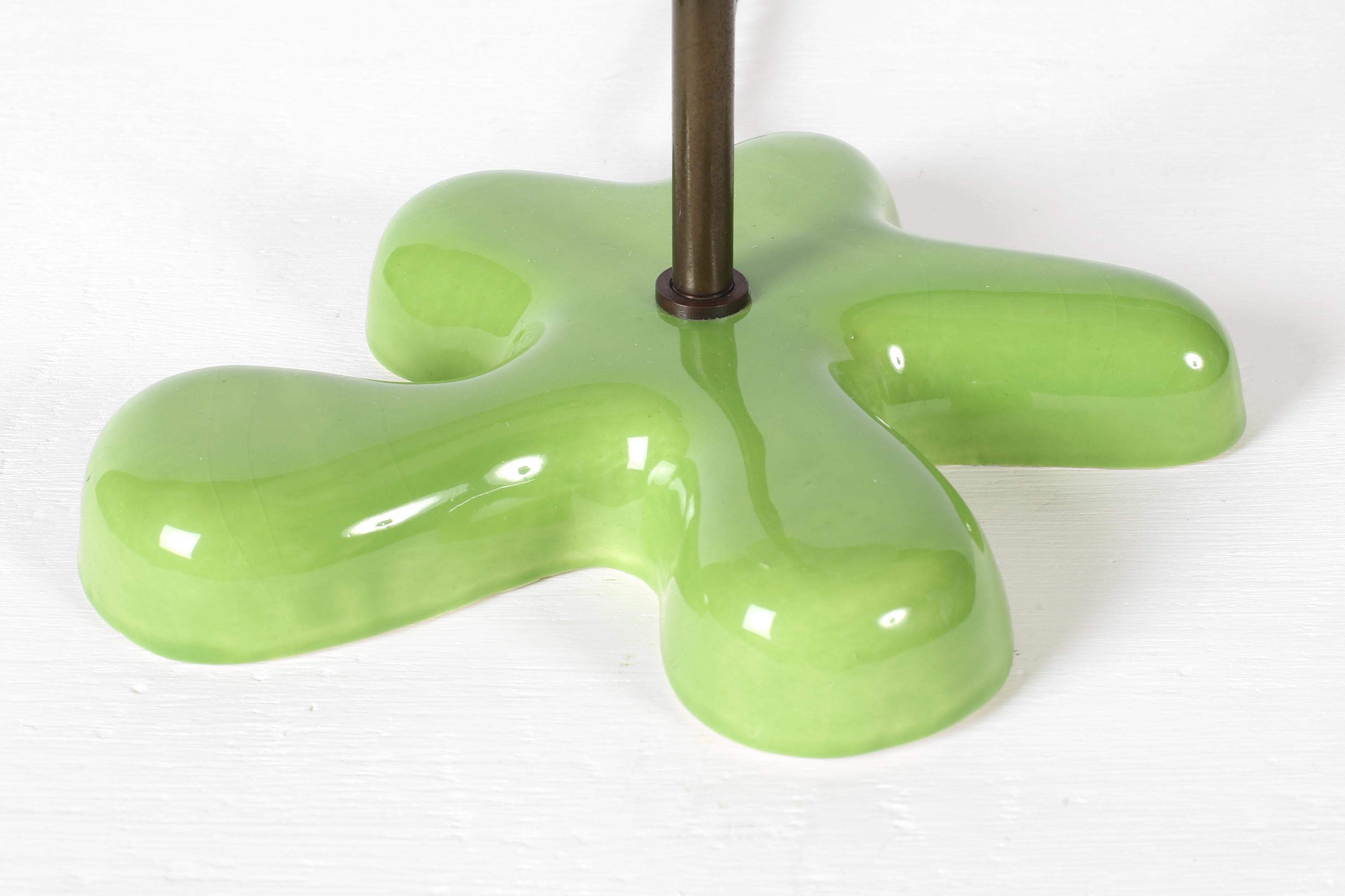 Lampe de table française en céramique et laiton de forme libre verte Bon état - En vente à London, GB