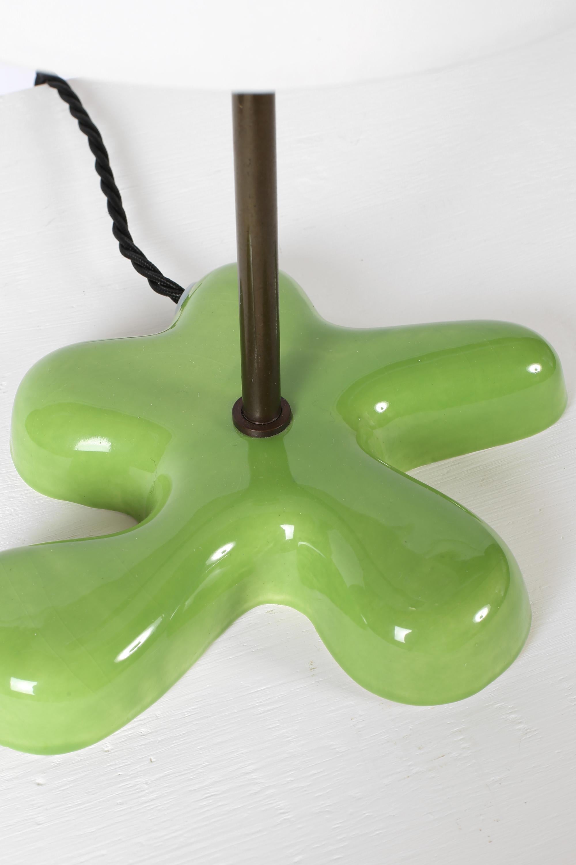 20ième siècle Lampe de table française en céramique et laiton de forme libre verte en vente