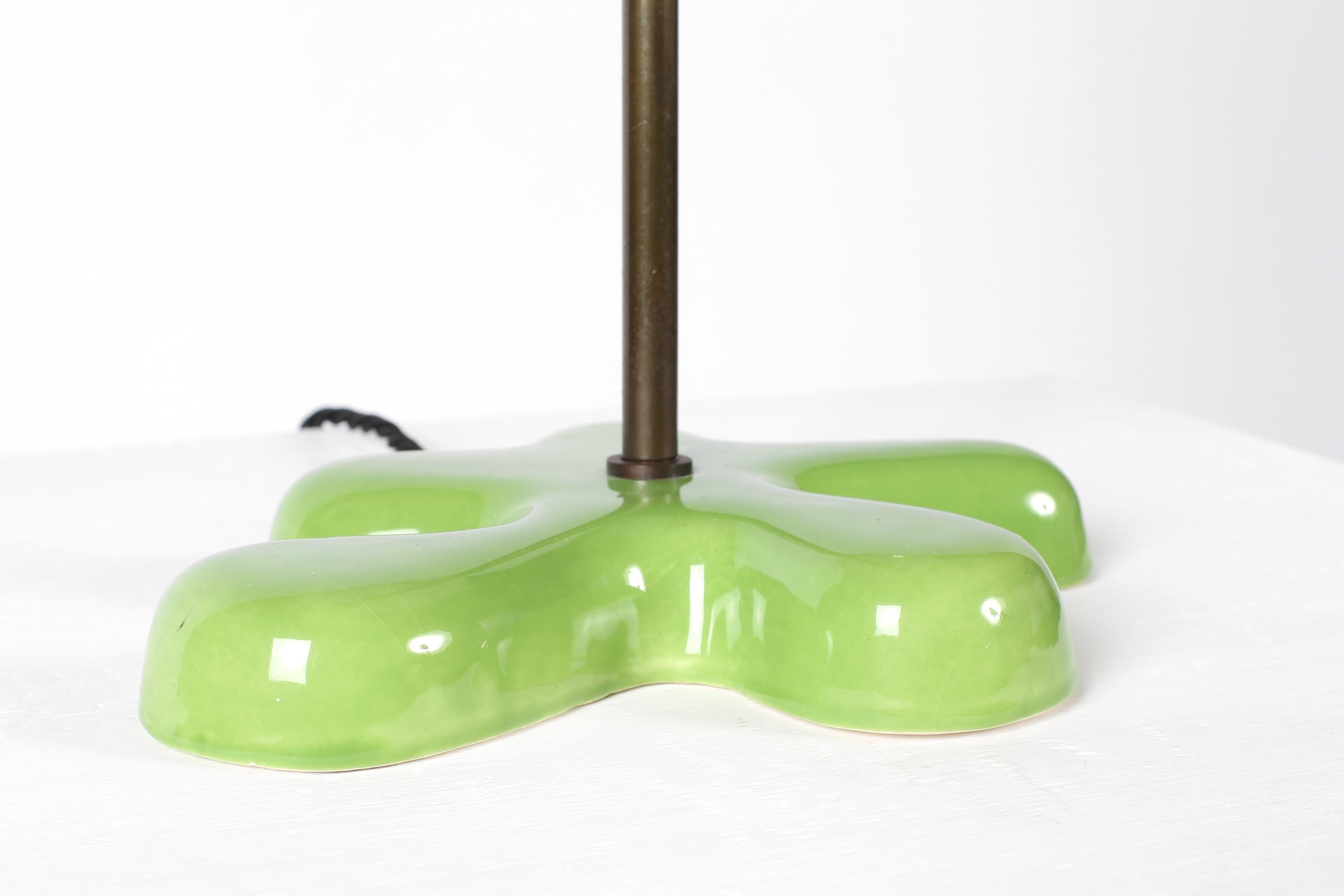Laiton Lampe de table française en céramique et laiton de forme libre verte en vente