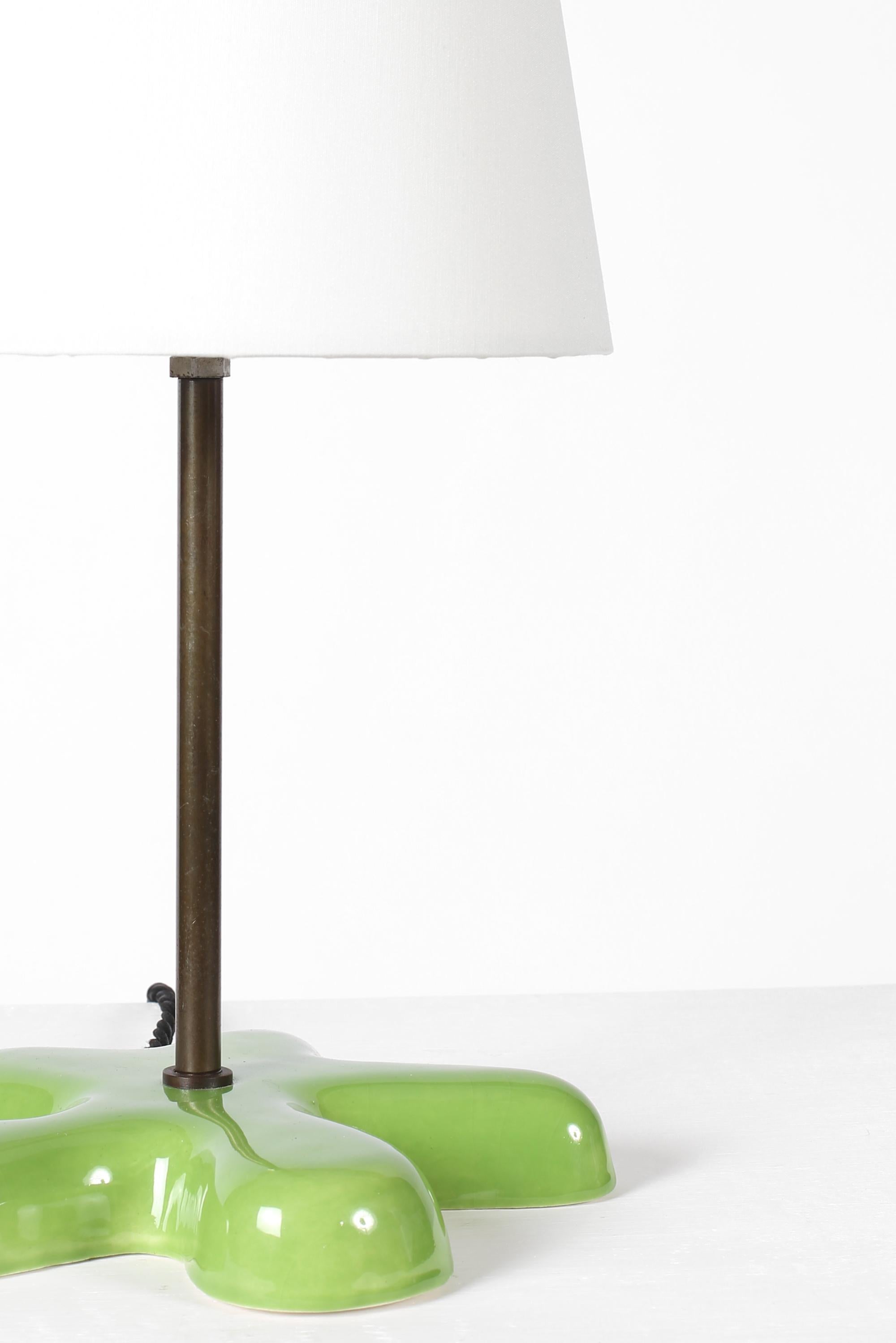 Lampe de table française en céramique et laiton de forme libre verte en vente 1