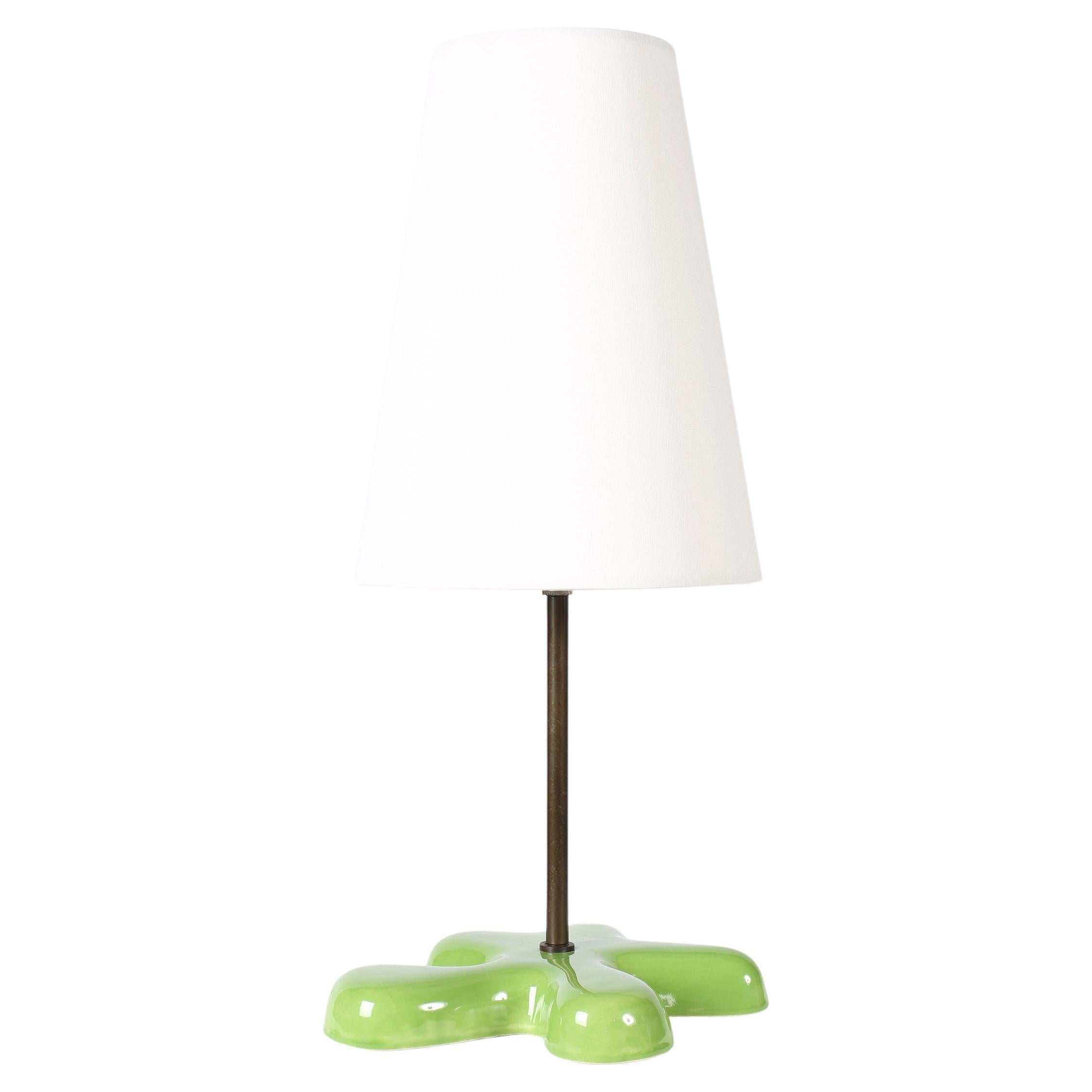 Lampe de table française en céramique et laiton de forme libre verte