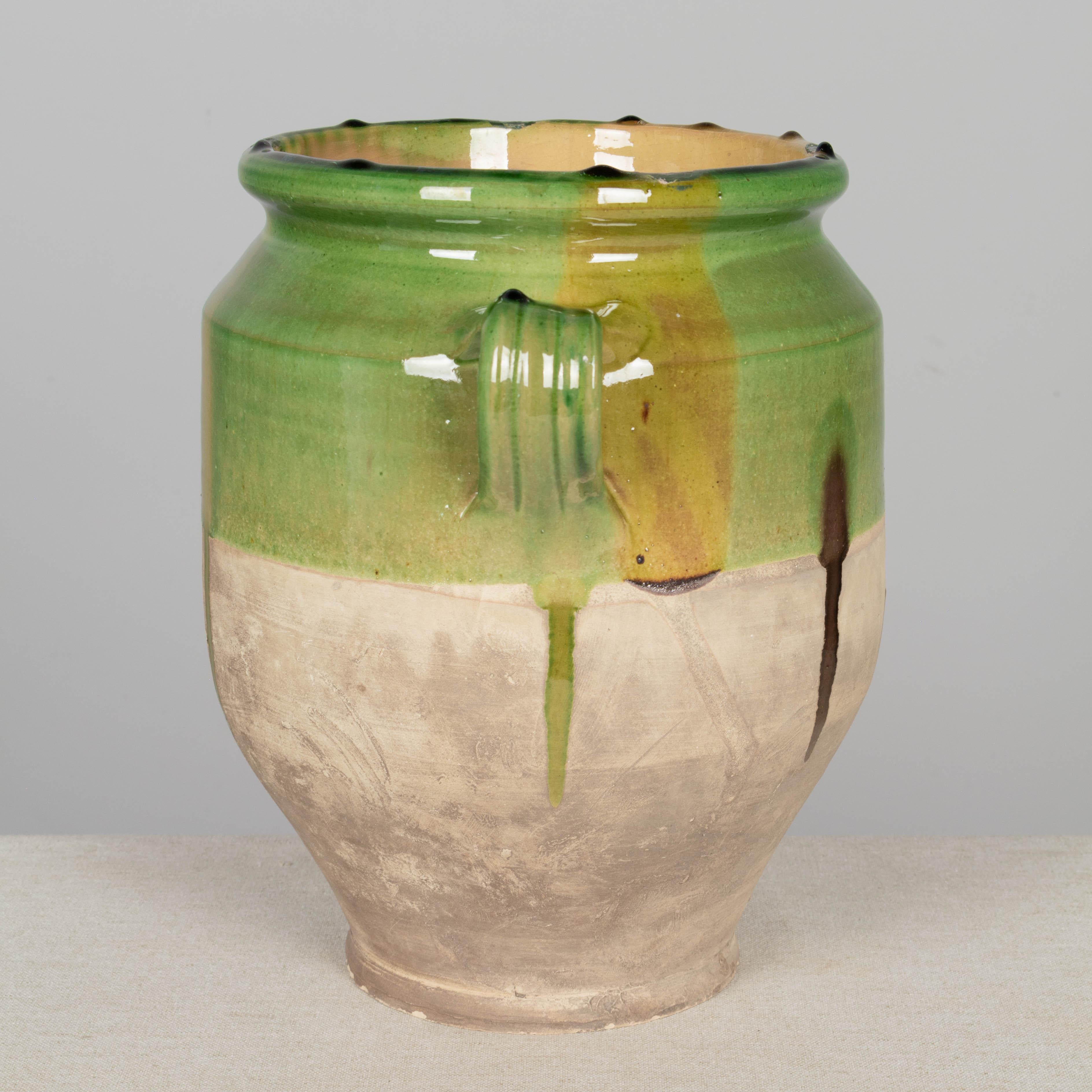 Vaso per confetture in terracotta francese con tradizionale smalto verde e interno giallo. Il bordo è stato riparato con una vecchia vernice verde. Questi comuni vasi di terracotta, un tempo utilizzati quotidianamente nelle case di campagna