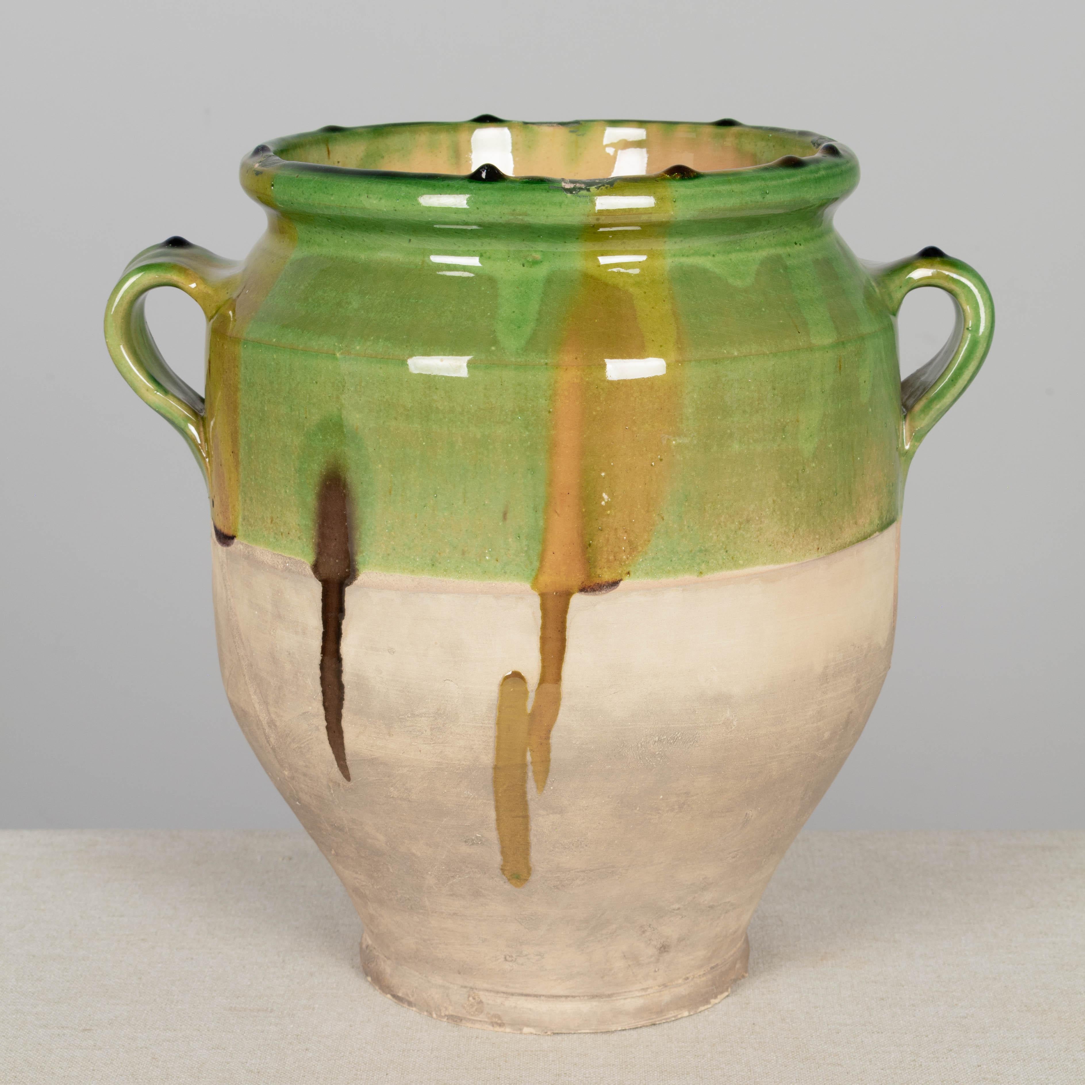 Rustico Ceramica francese in terracotta smaltata di colore verde in vendita