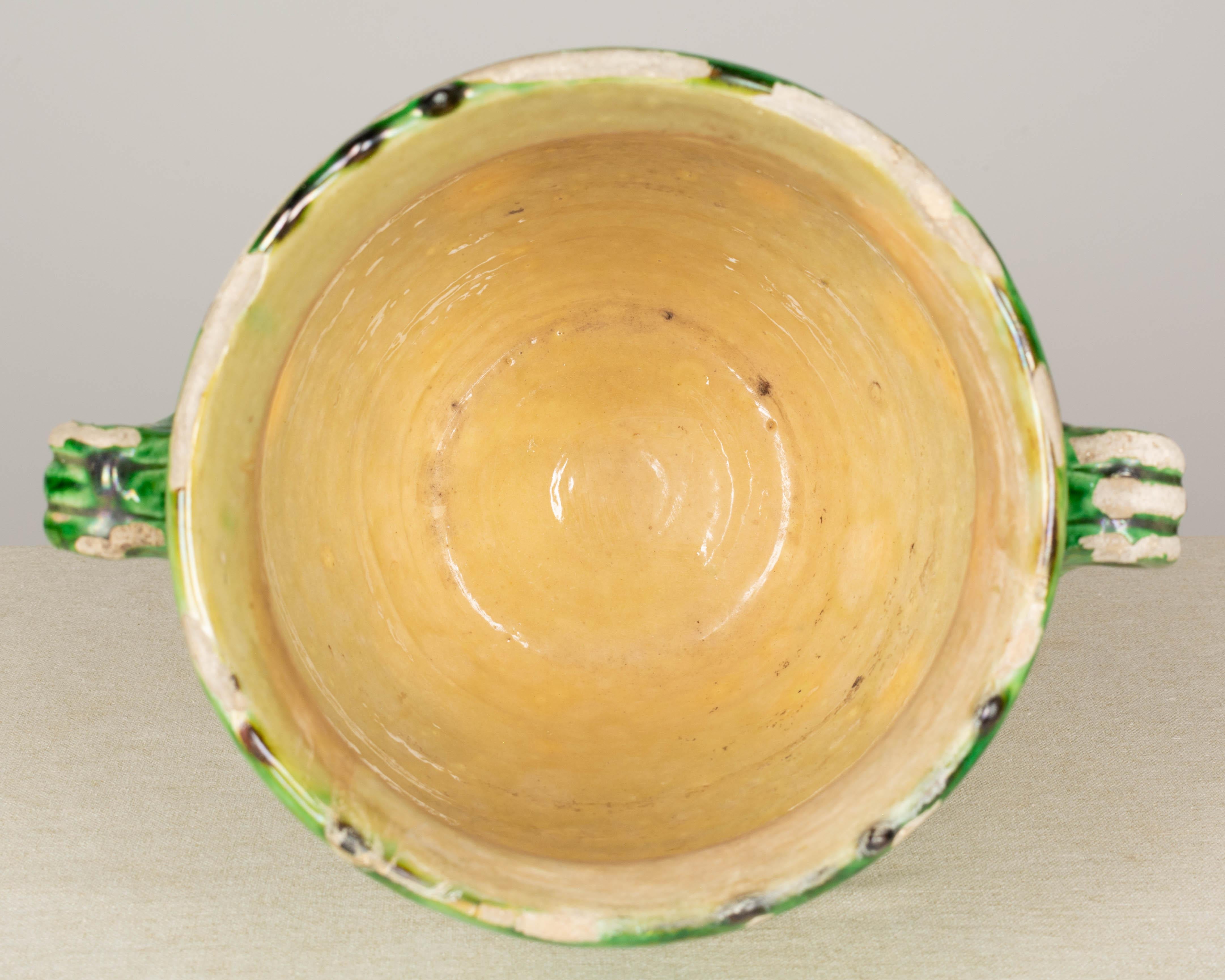 Terre cuite Vase ou pot à caches en terre cuite émaillée vert de France en vente
