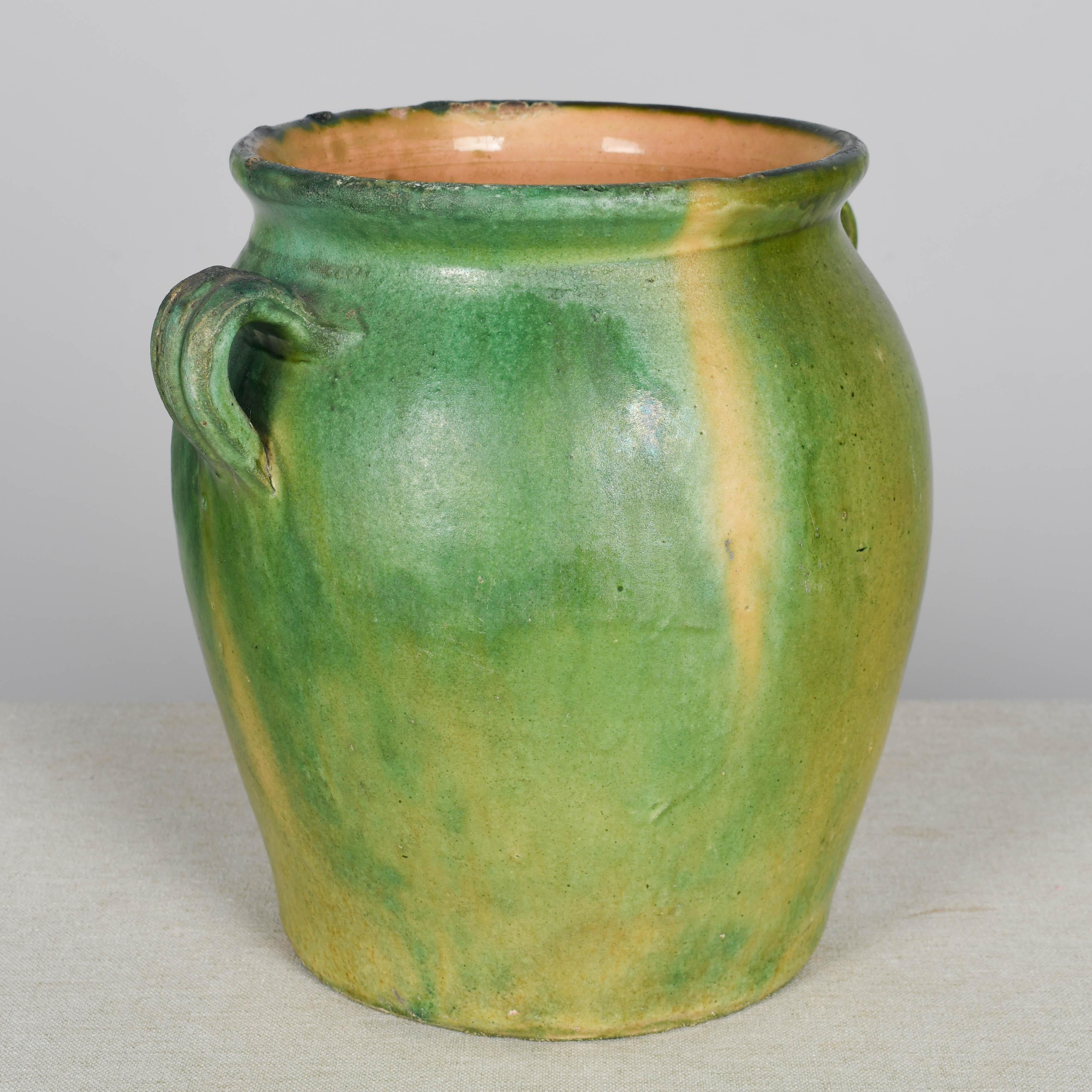 Vase ou pot à caches en terre cuite émaillée vert de France en vente 2