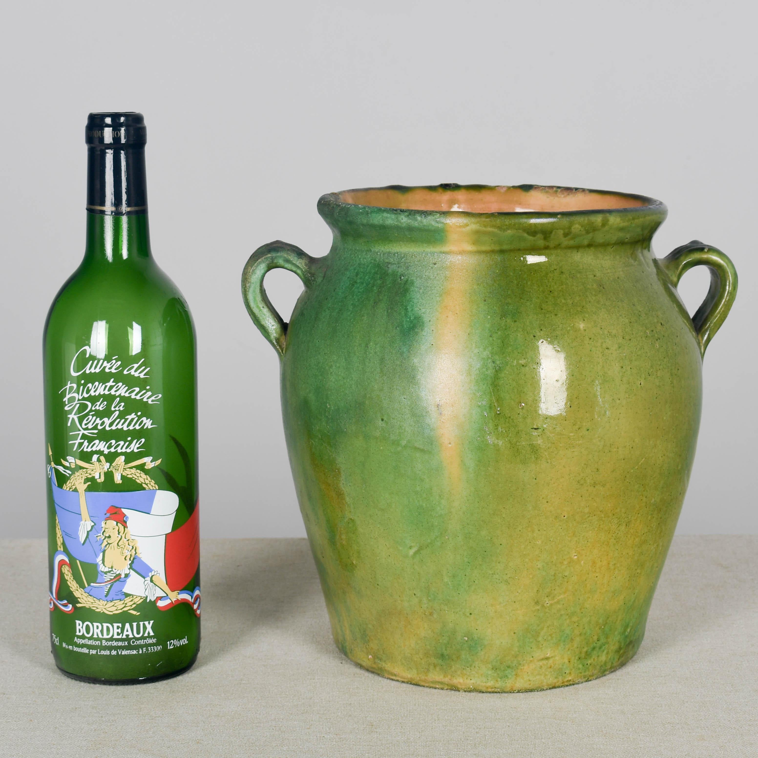 Provincial français Vase ou pot à caches en terre cuite émaillée vert de France en vente